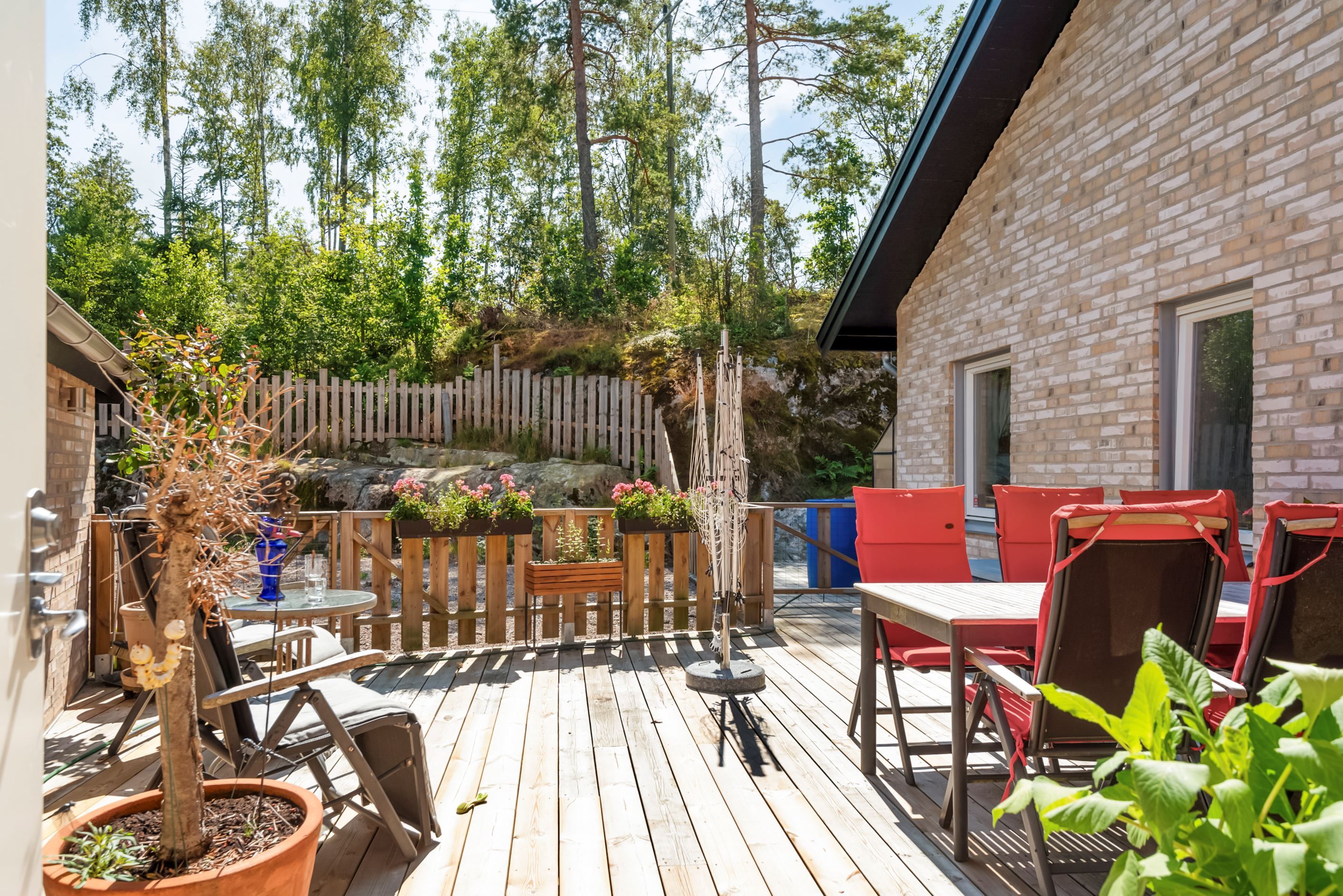 Den här uteplatsen ligger vindskyddad och privat.