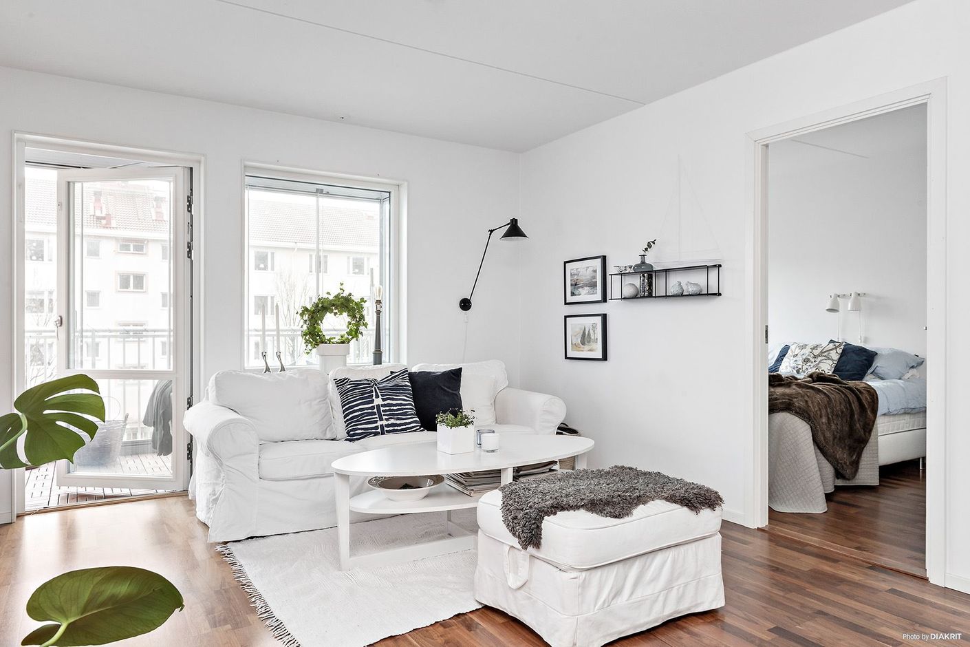 Vardagsrummet blir en central punkt med utgång till en av balkongerna.