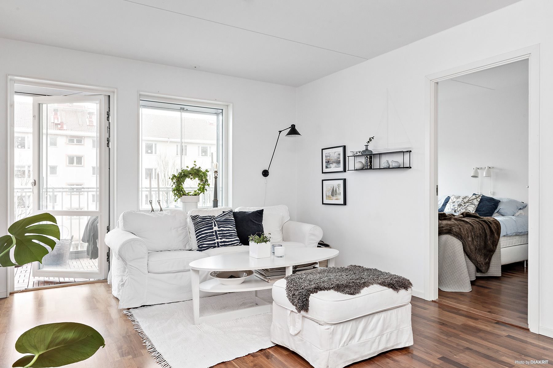 Vardagsrummet blir en central punkt med utgång till en av balkongerna.