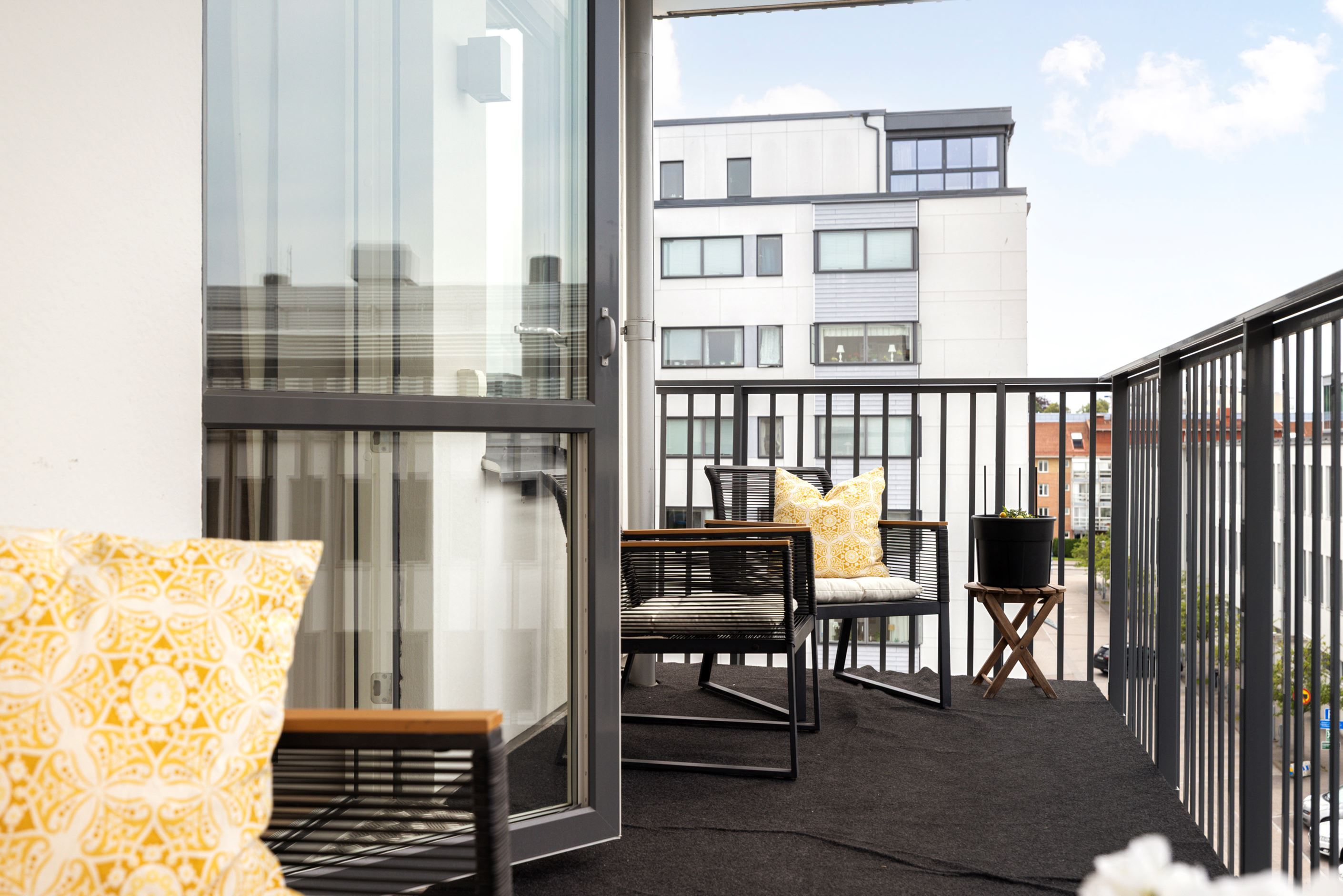 Från sovrummet nås den andra av bostadens balkonger.