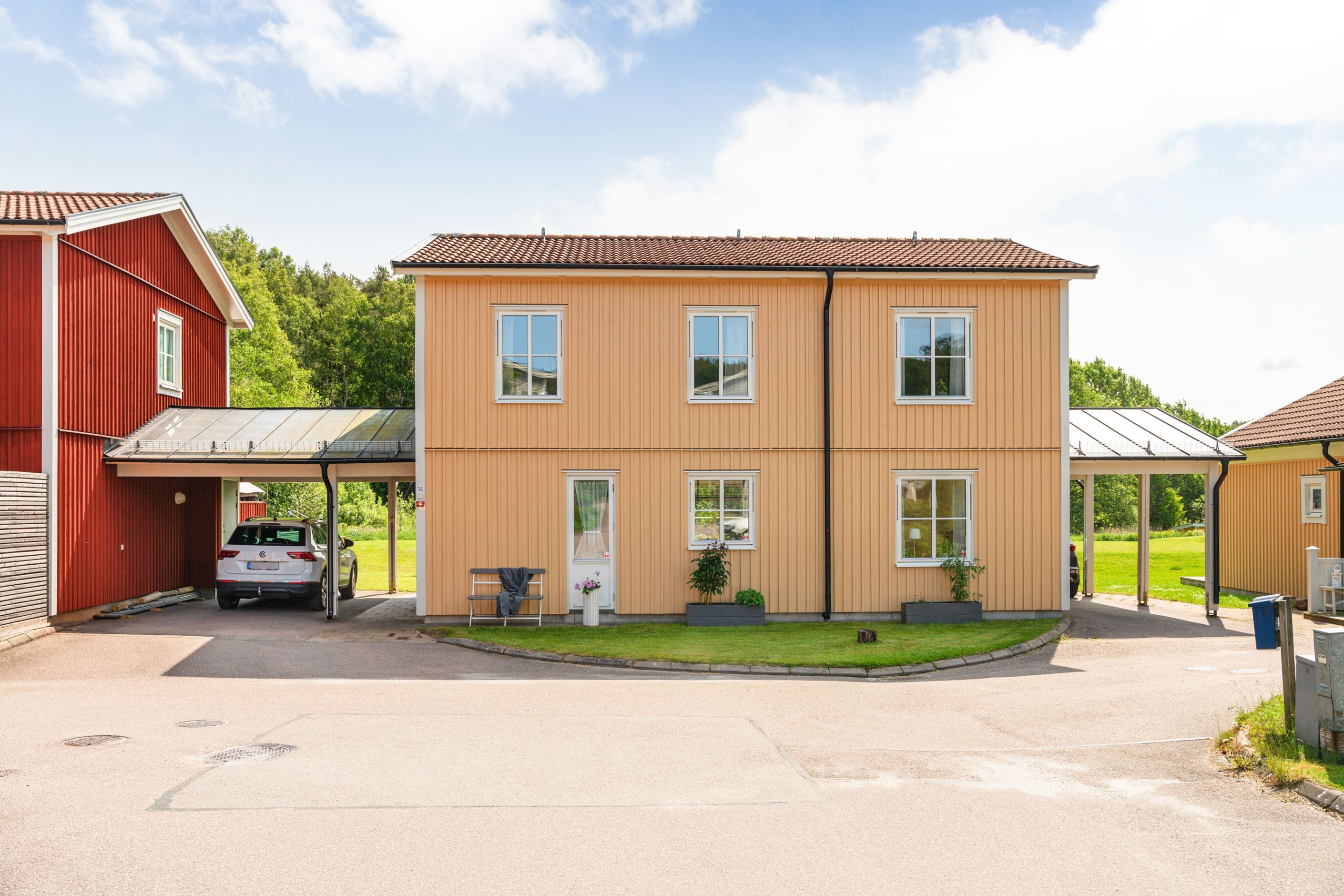 Bilen ställer man bekvämt utanför i carporten.