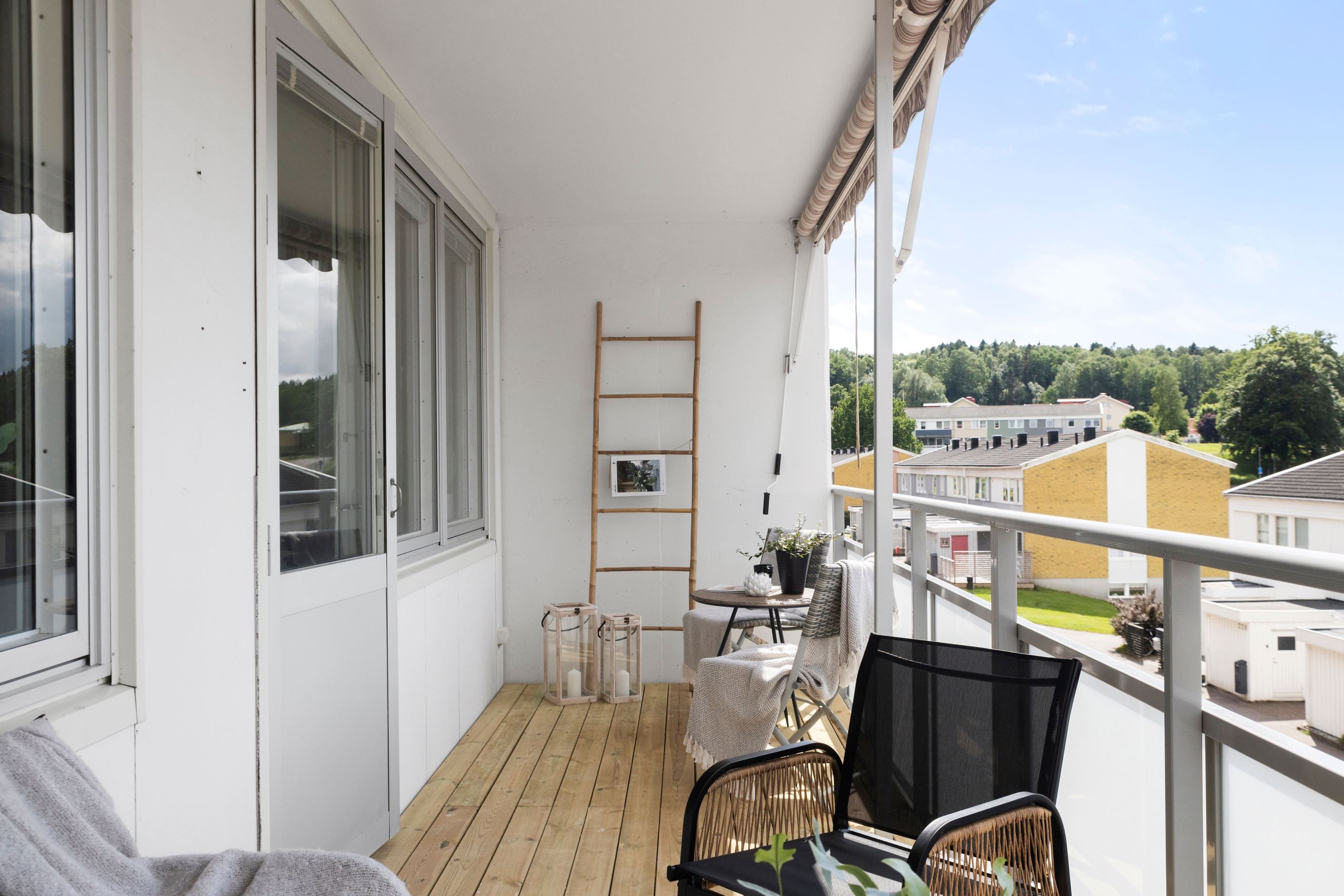 På den stora balkongen finns gott om utrymme för loungegrupp och solstolar.