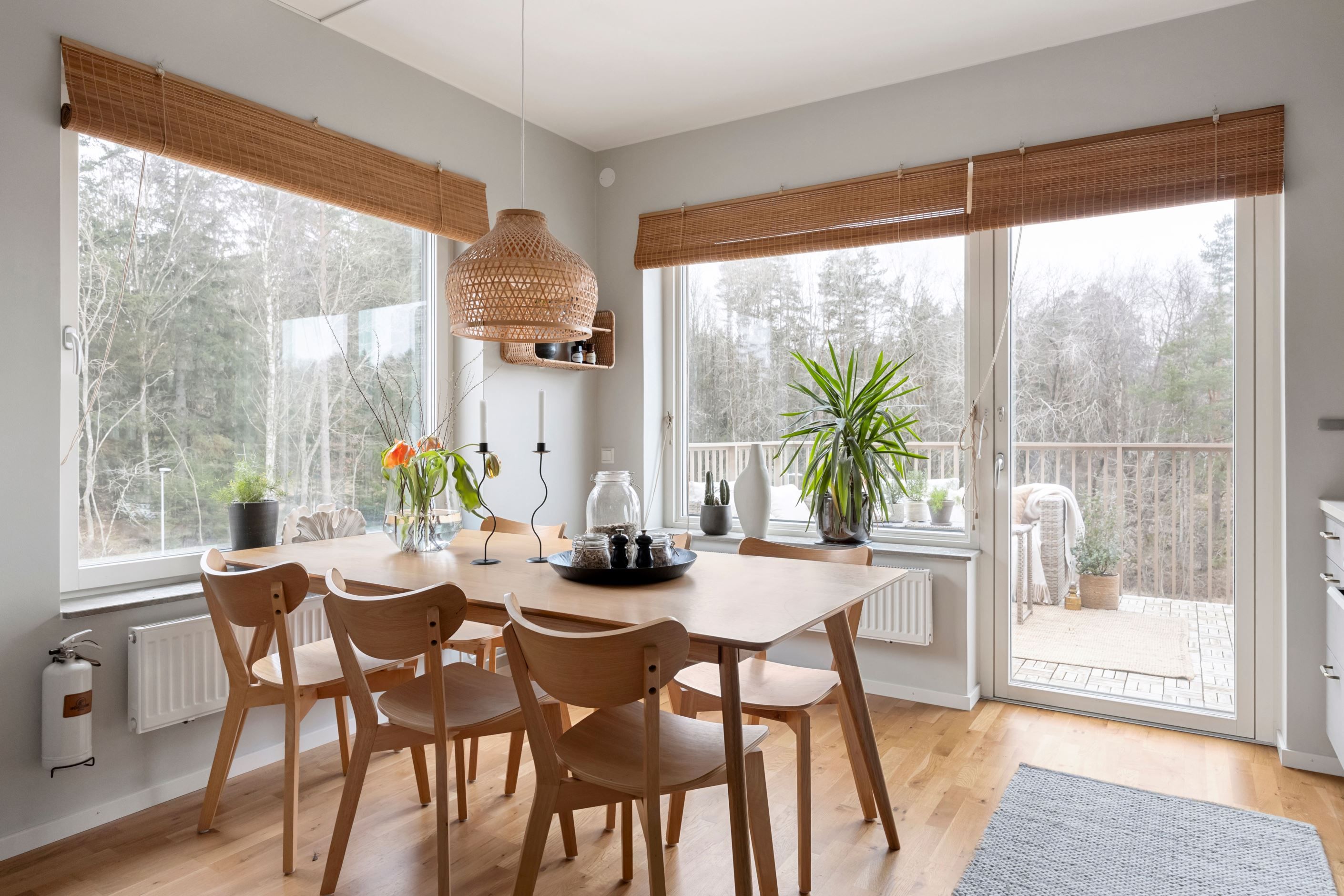 Matplats med fint ljusinsläpp från stora fönsterpartier.