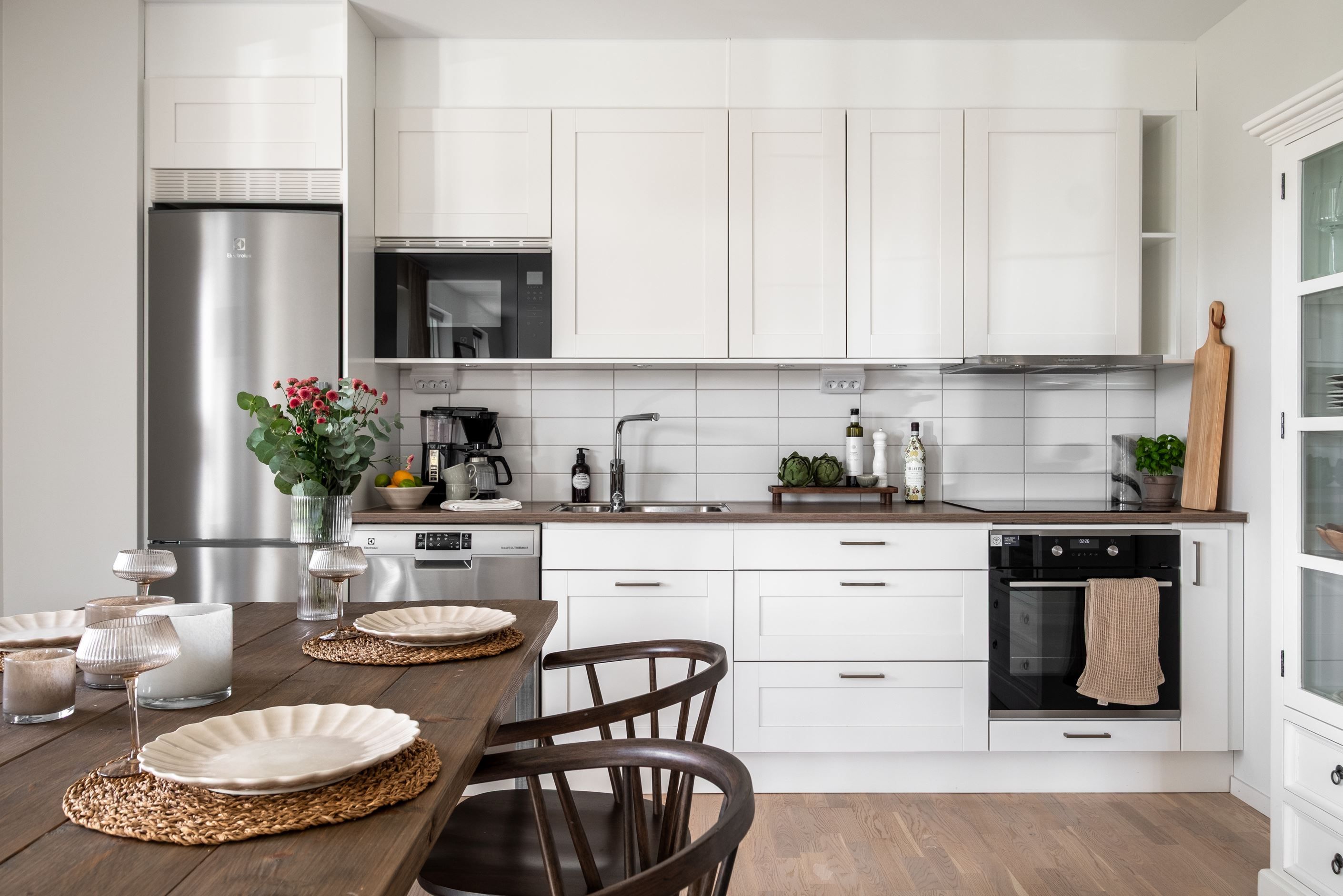 Köket har gott om förvaringsmöjligheter.