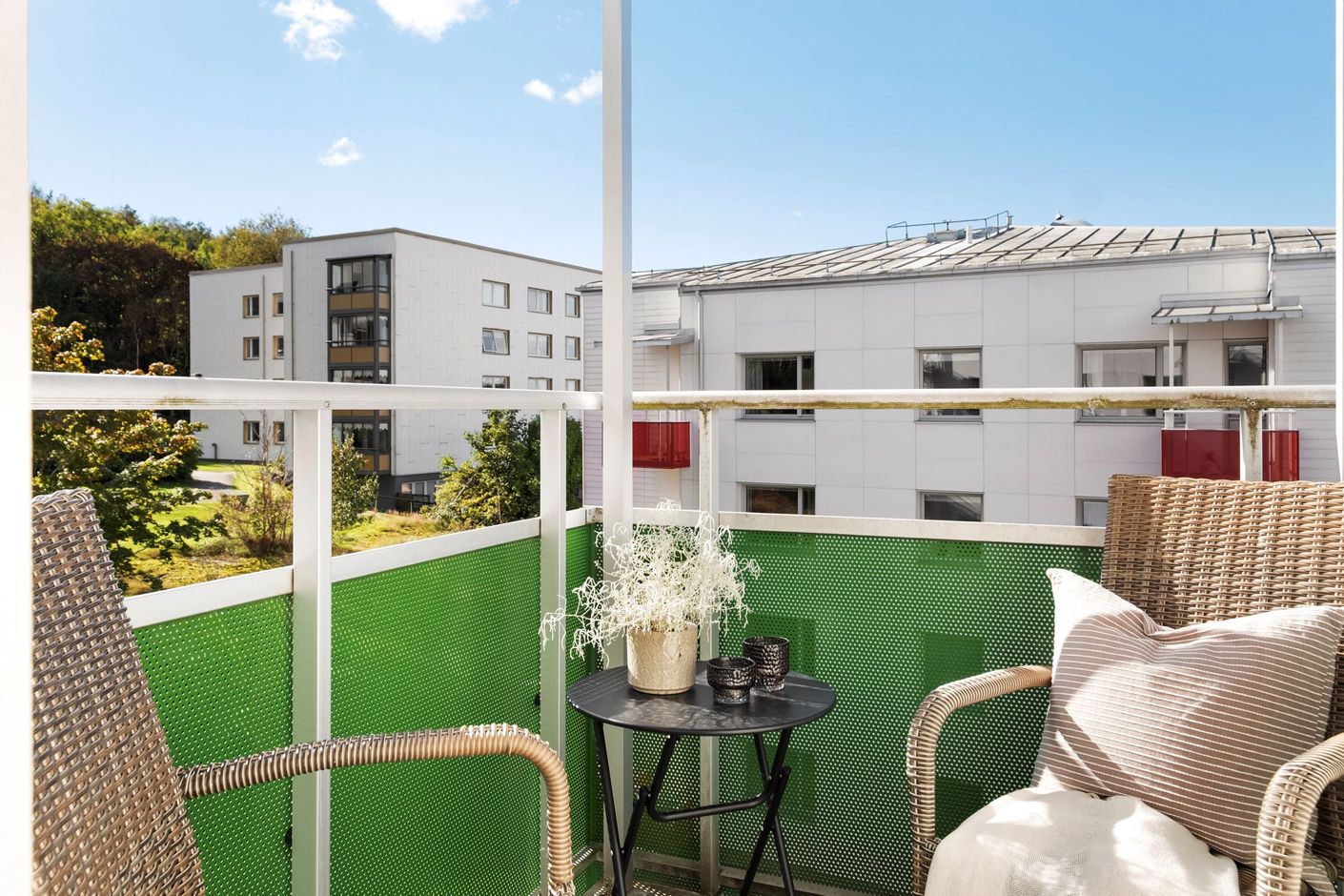 Från vardagsrummet nås en balkong med perfekt solläge.