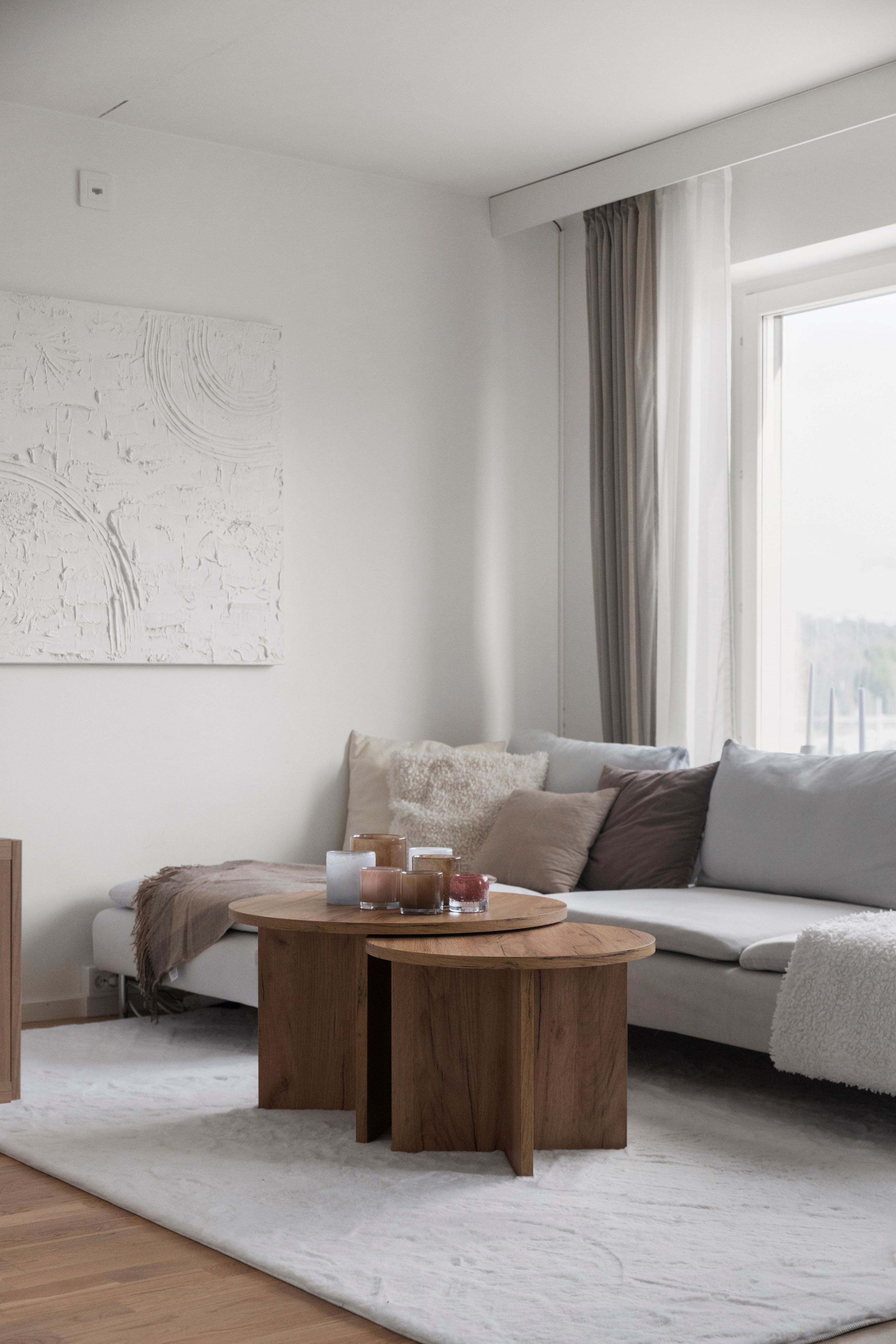 I vardagsrumsdelen ryms soffan utan bekymmer.