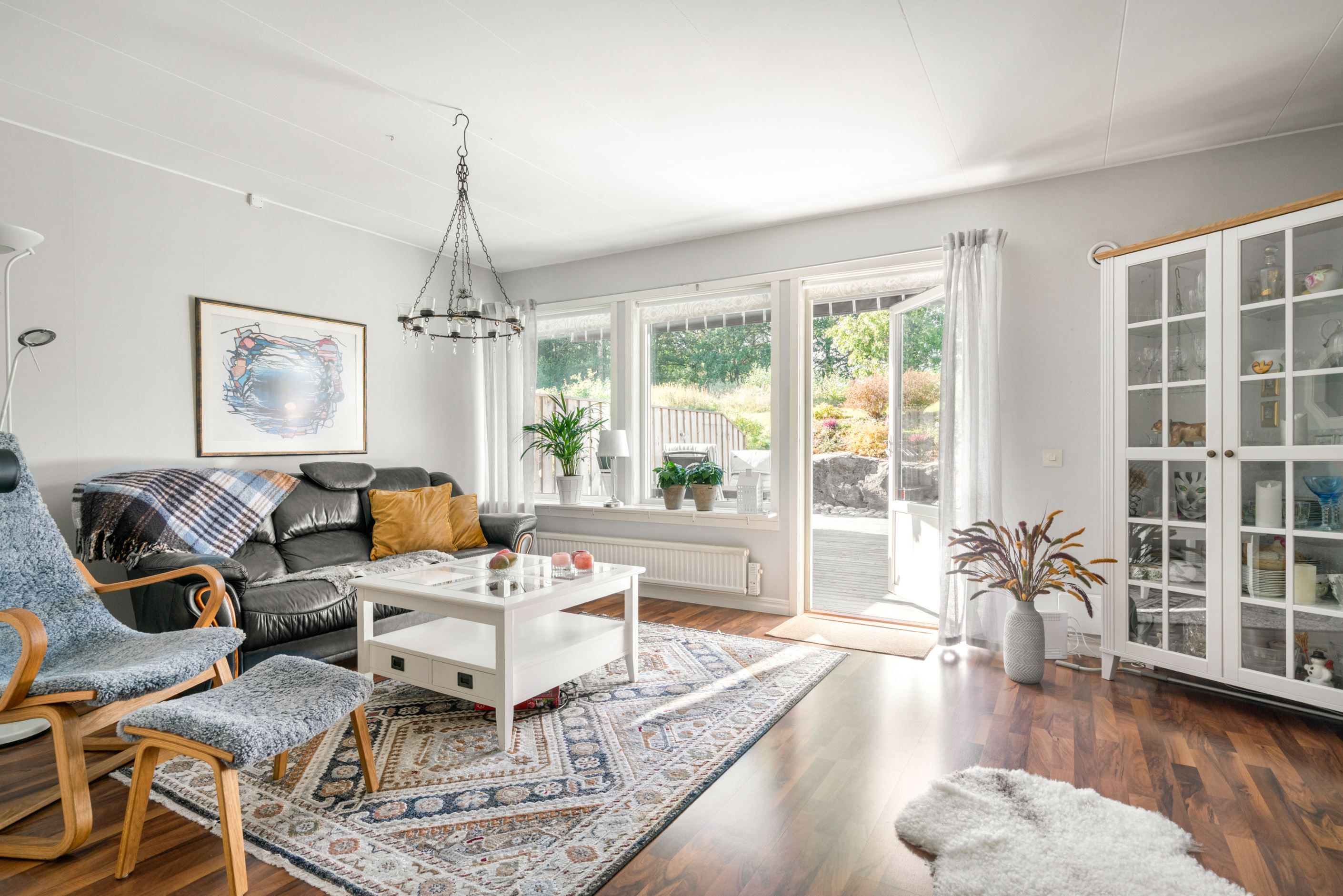 Från vardagsrummet nås en av bostadens pärlor, altanen på baksidan.