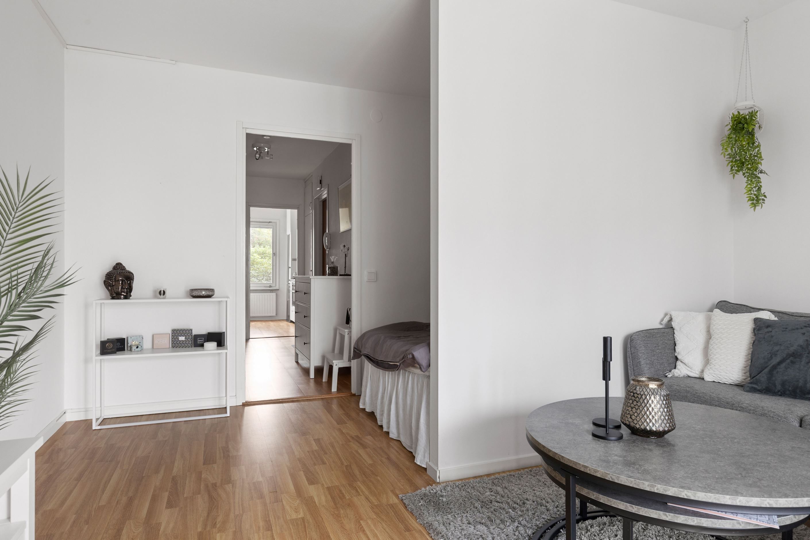 Vardagsrummet är avdelat så en sovalkov har skapats.