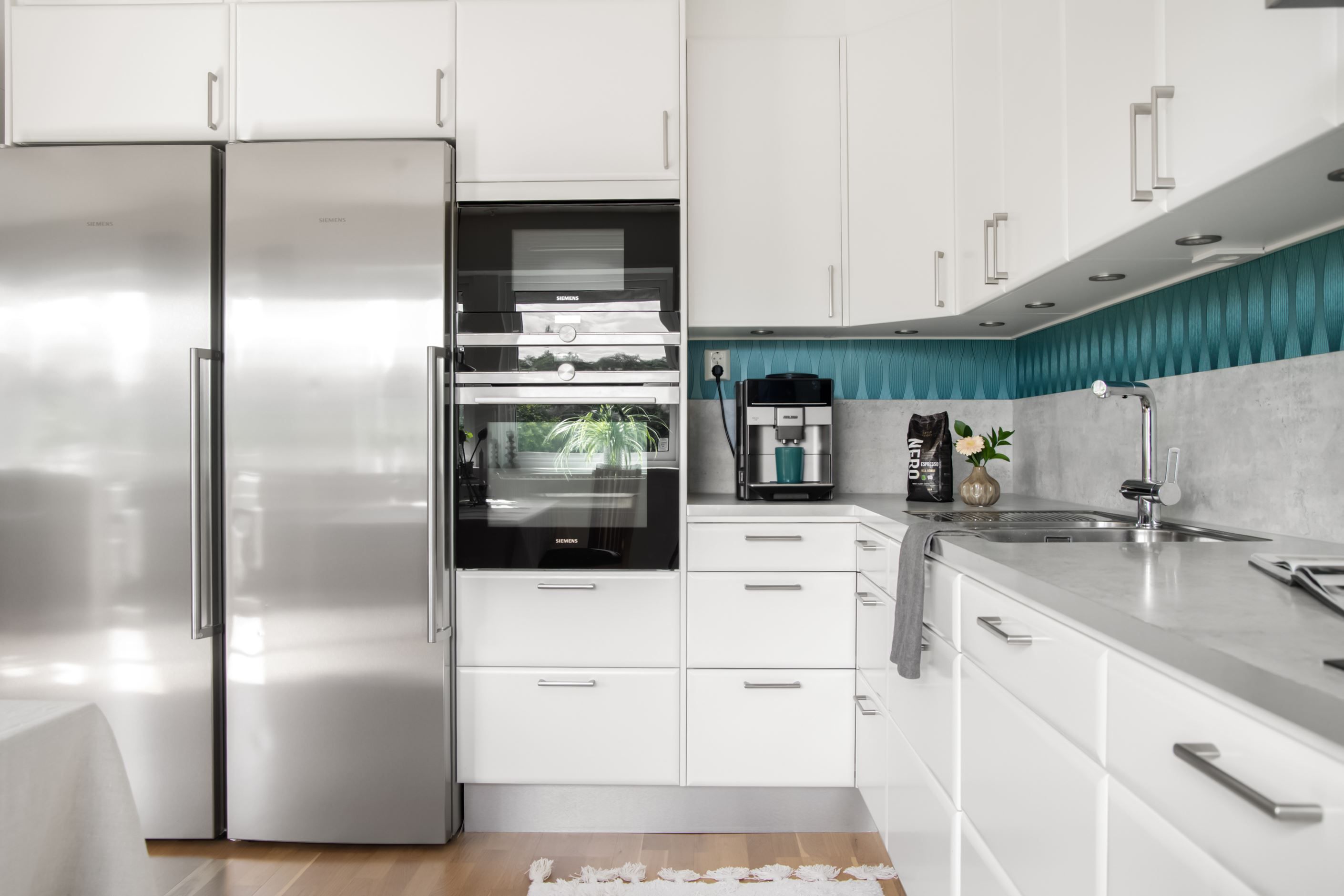 Här finns gott om förvaringsmöjligheter och arbetsytor.