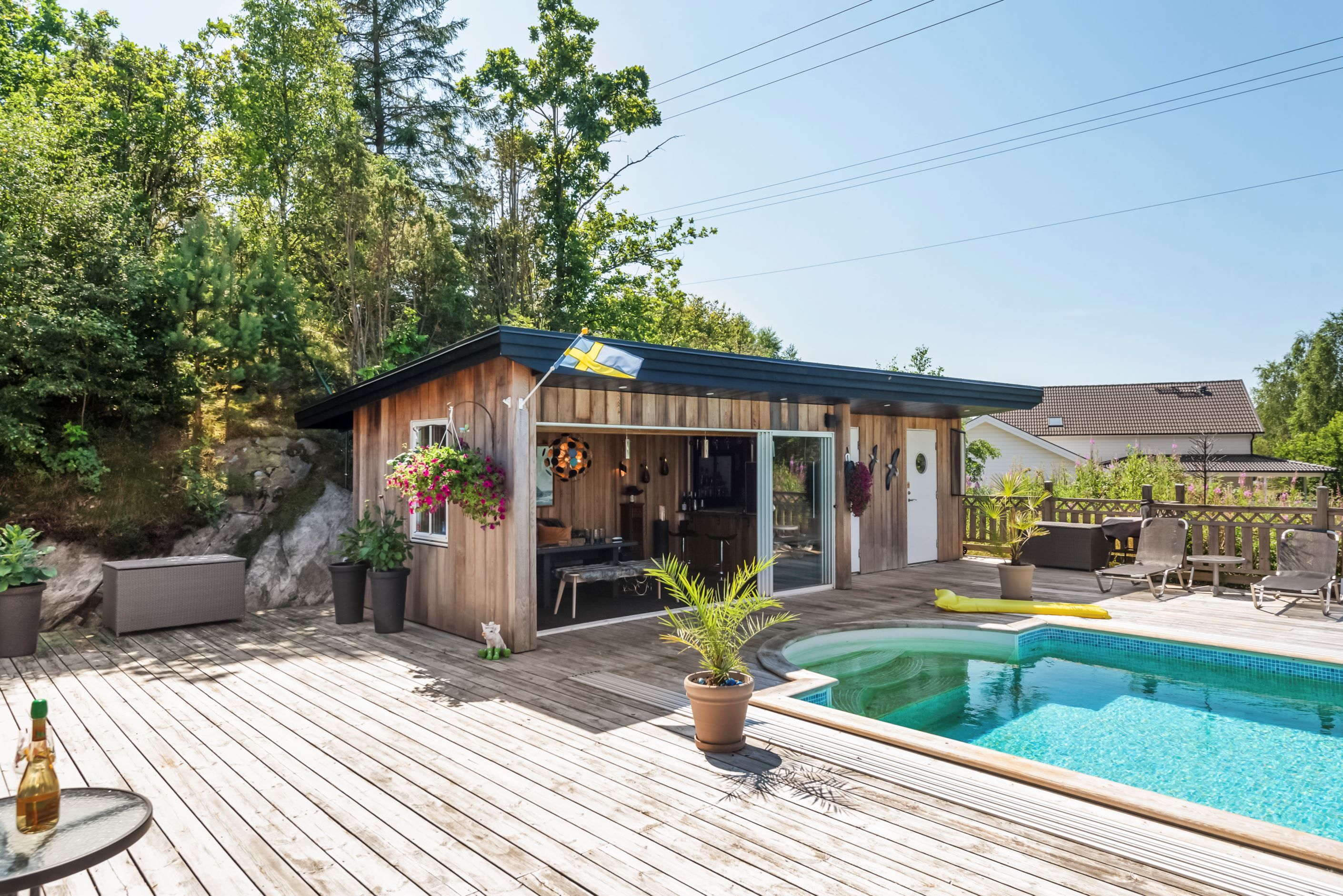 Poolhuset blir en naturlig samlingspunkt varma sommardagar.