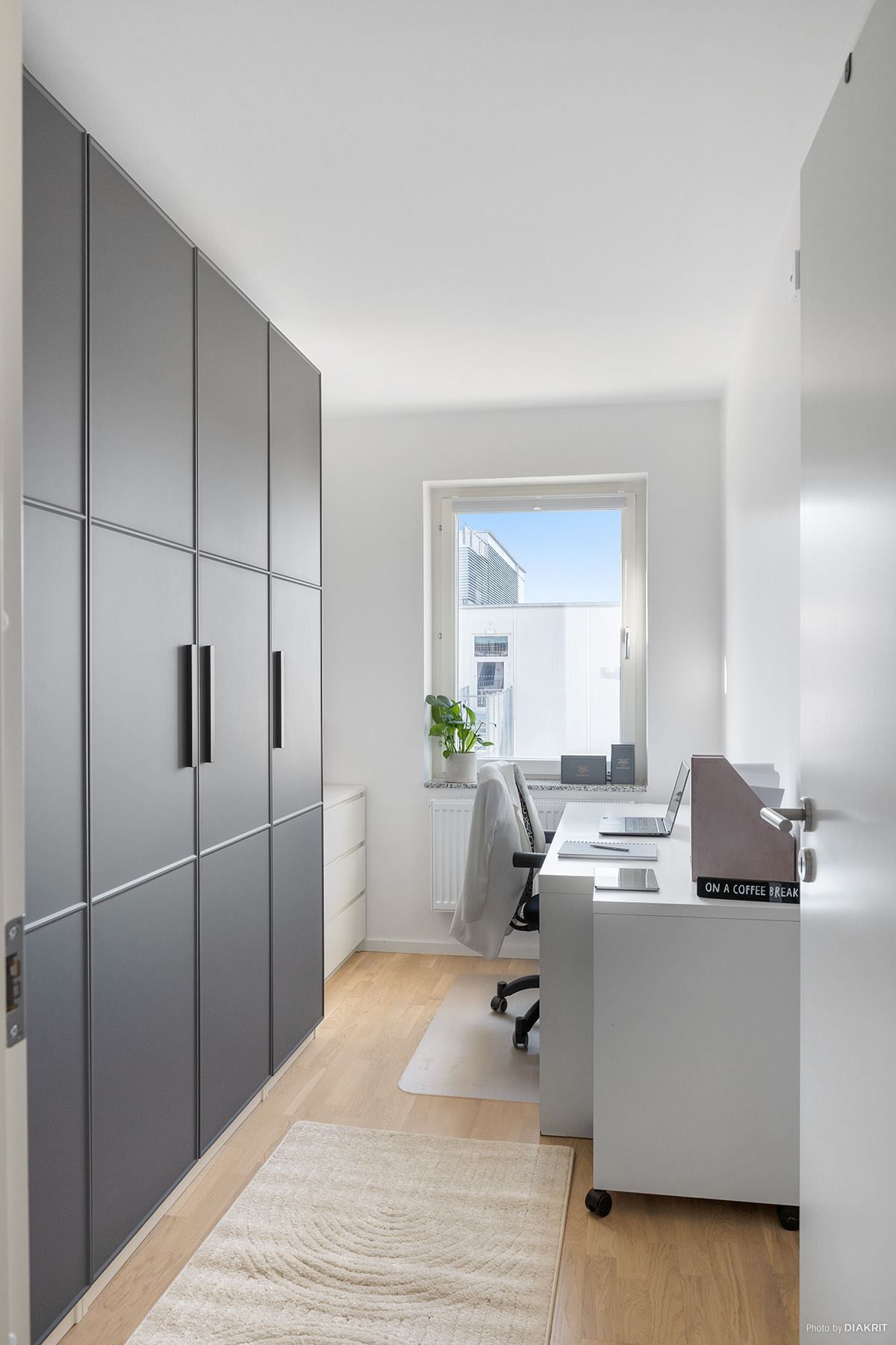 Nästa sovrum är idag ett ljust hemmakontor.