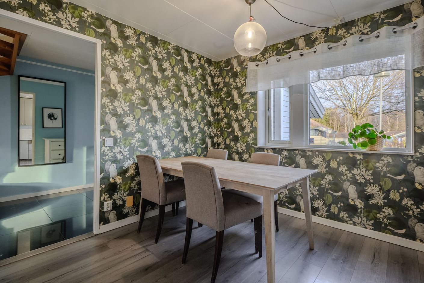 Kök med plats för den större matgruppen.