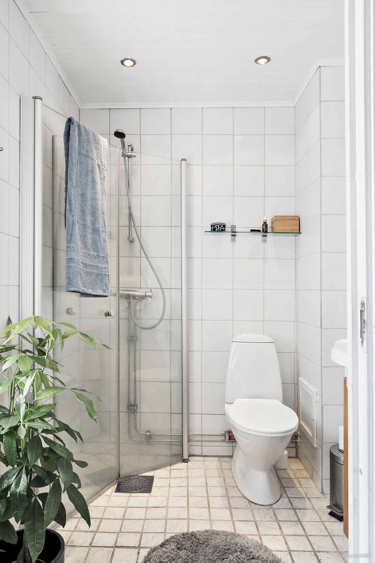 Helkaklat badrum på entréplan.