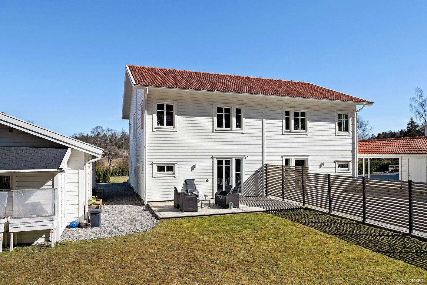 Den stora gräsmattan är perfekt för lek och avkoppling.