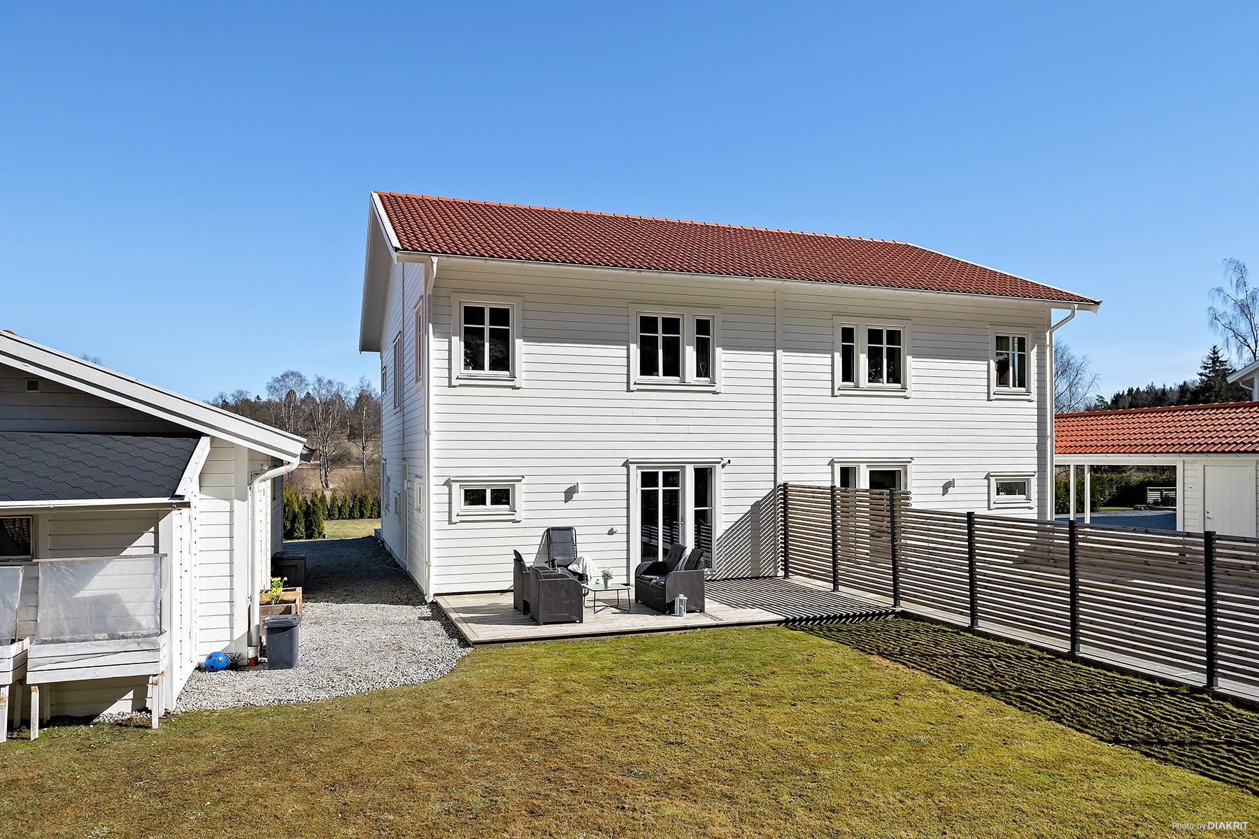 Den stora gräsmattan är perfekt för lek och avkoppling.