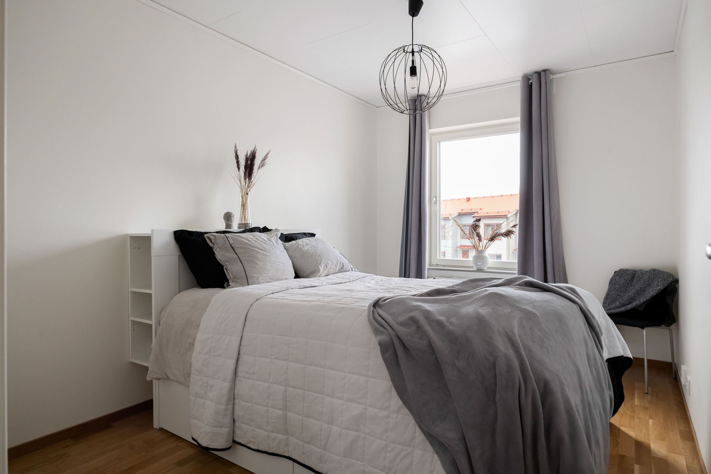 Master bedroom som är ljust och rymligt