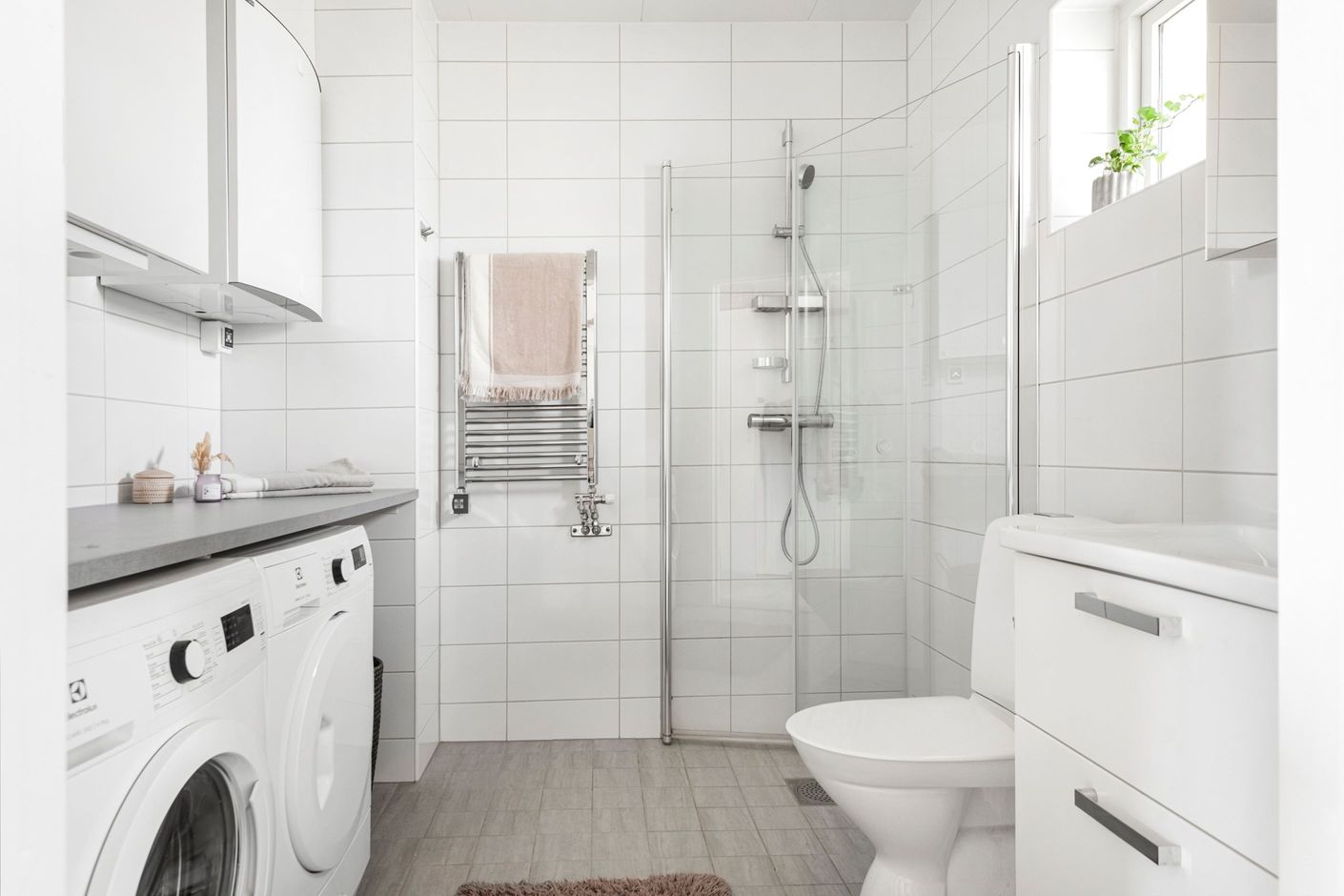 Mycket fint badrum med tvättmöjligheter.