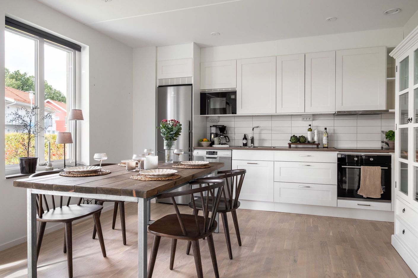 Ett rymligt matbord ryms i köket utan bekymmer.
