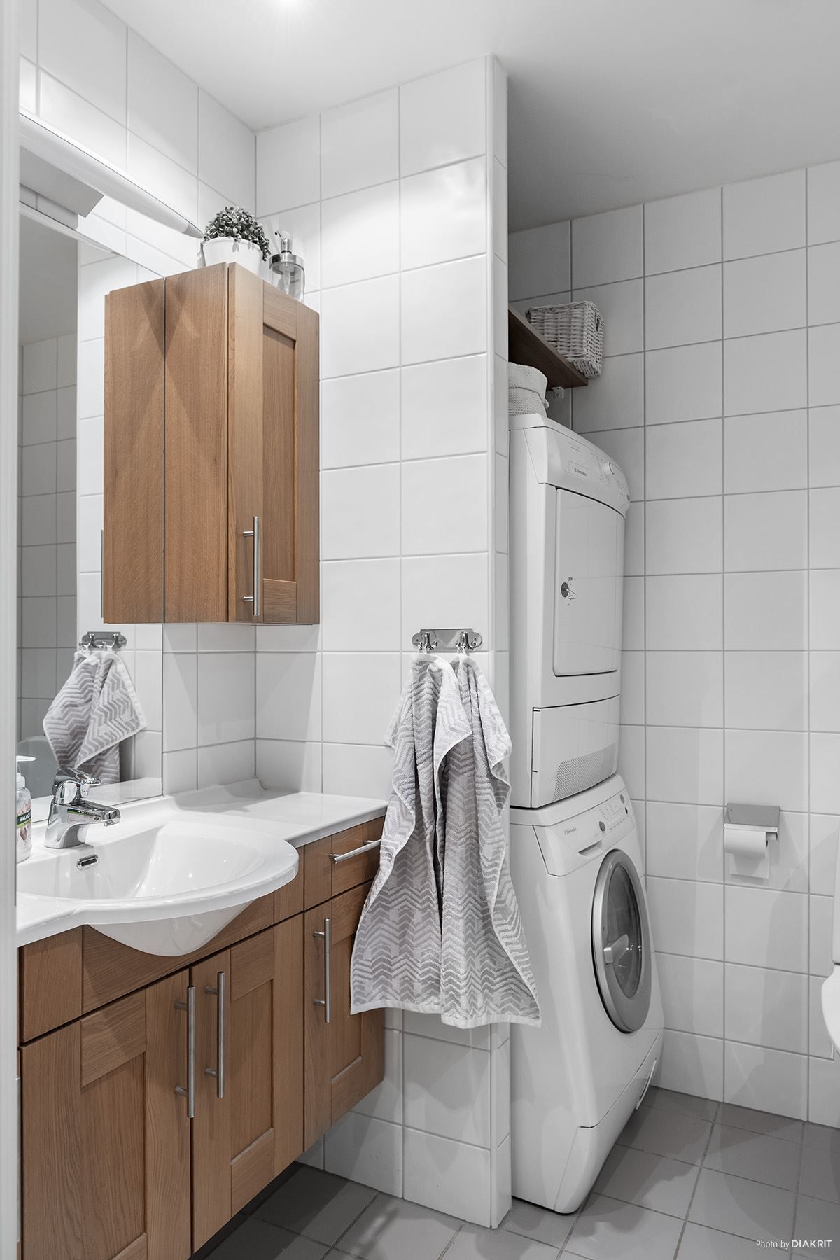 Det fina helkaklade badrummet har tvättmöjligheter.