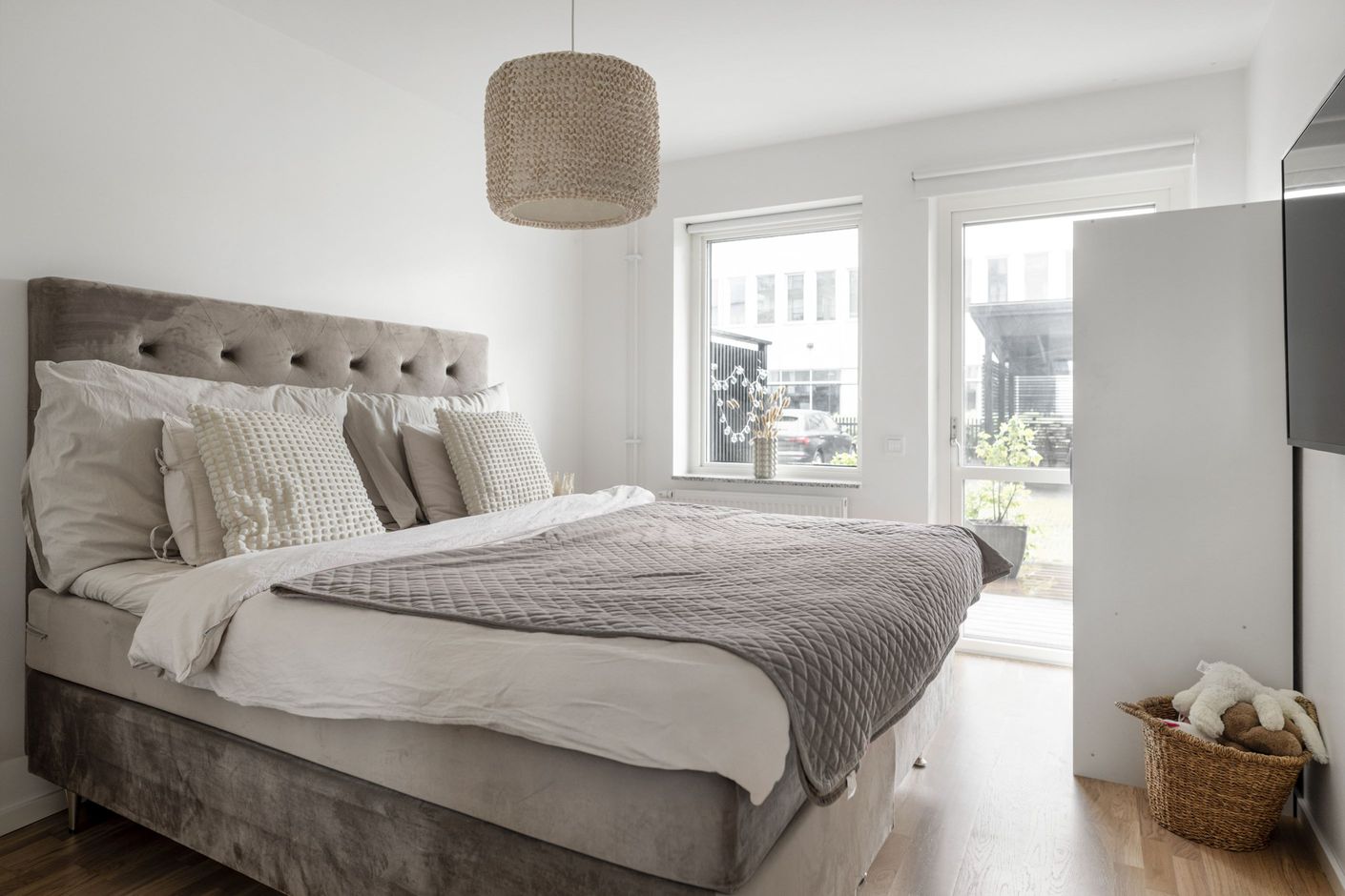 Rymligt sovrum med plats för dubbelsängen.