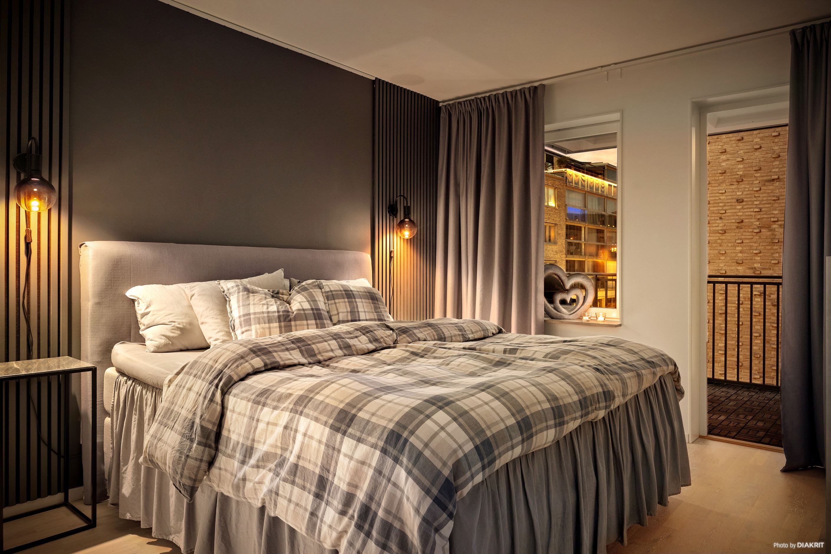 Det stora sovrummet har hotellkänsla och utgång till balkong.
