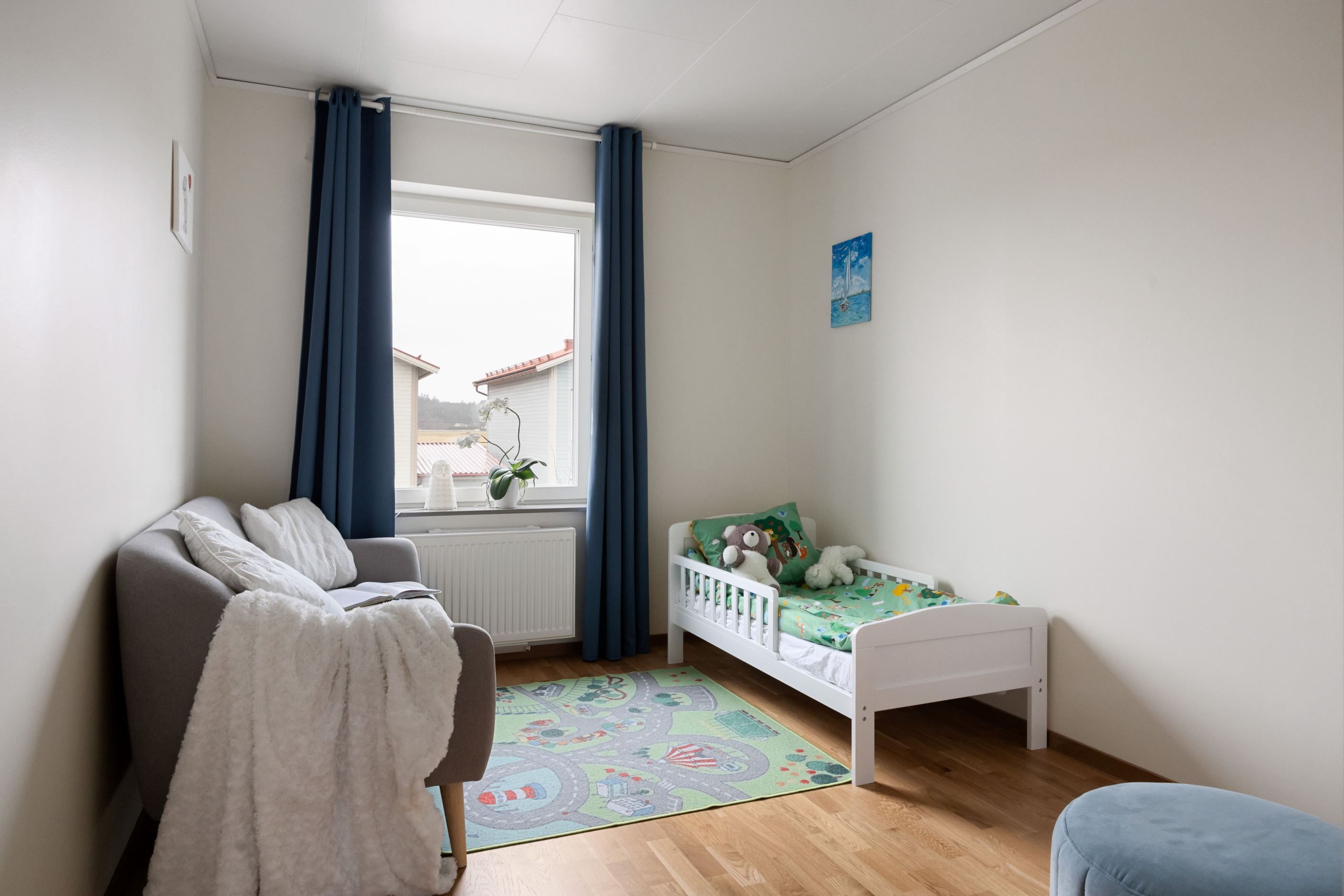 Husets tredje sovrum som även det är ljust och rymligt