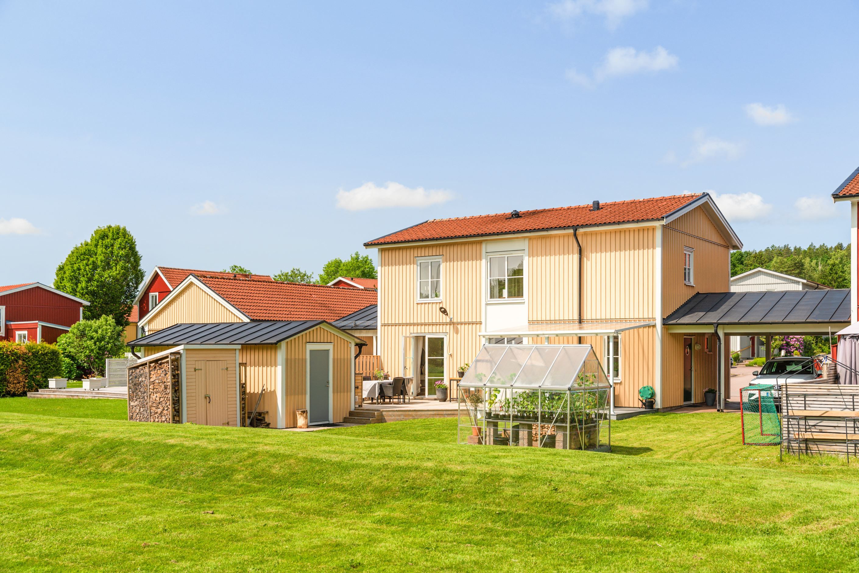 Välkomna till en kombination av fördelarna med hus och bostadsrätt.