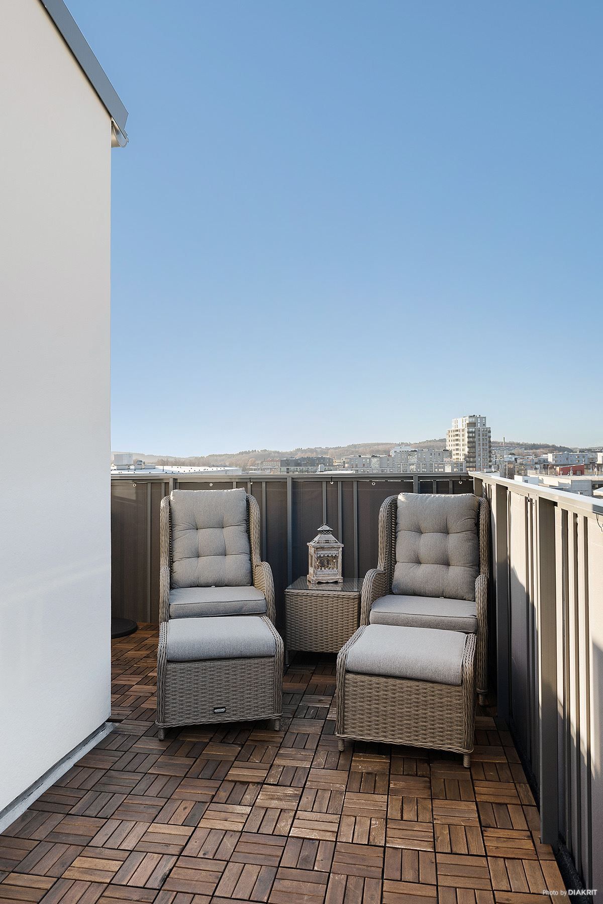 Välkomna ut på balkongen.