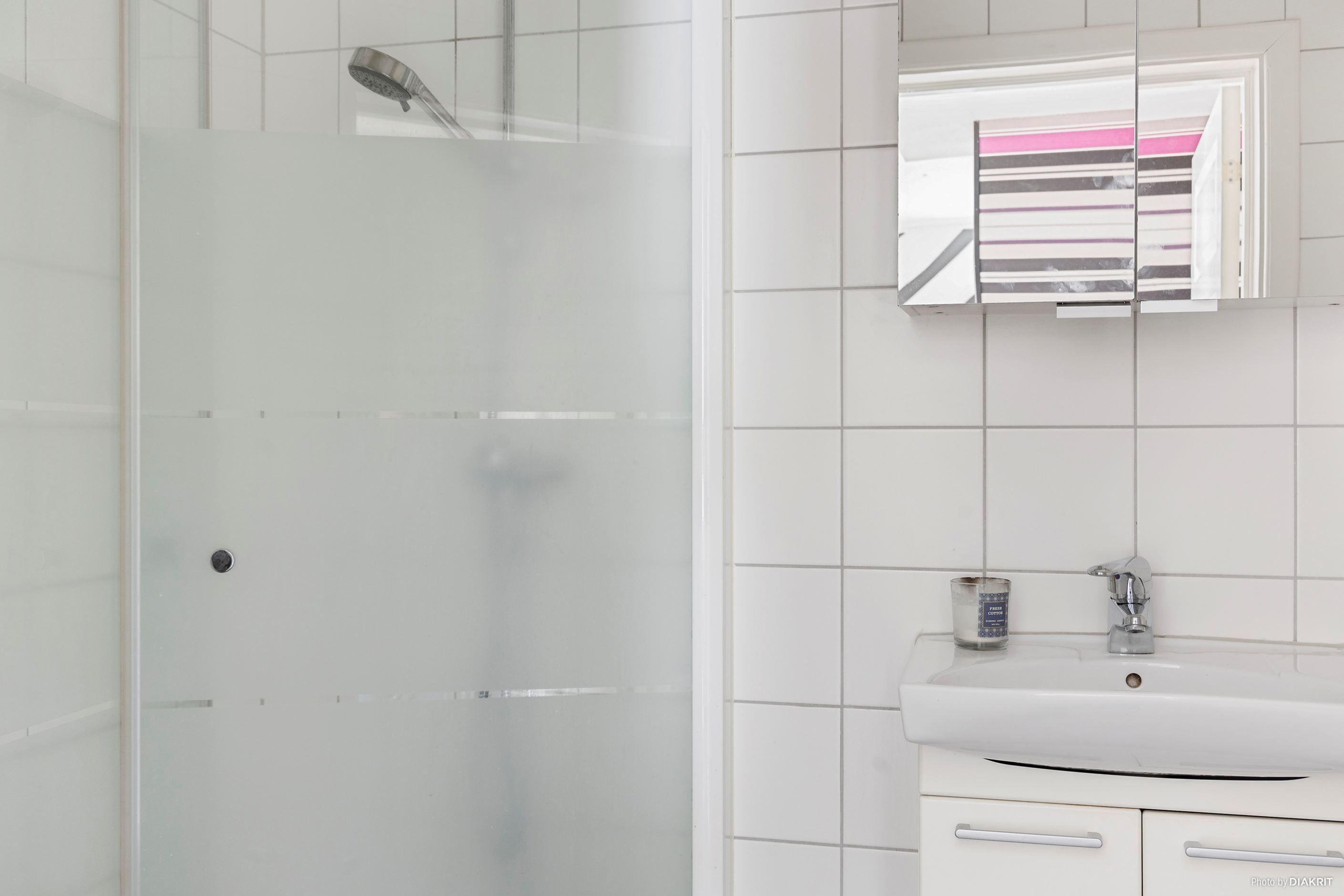 4 fräscha helkaklade badrum finns i huset.