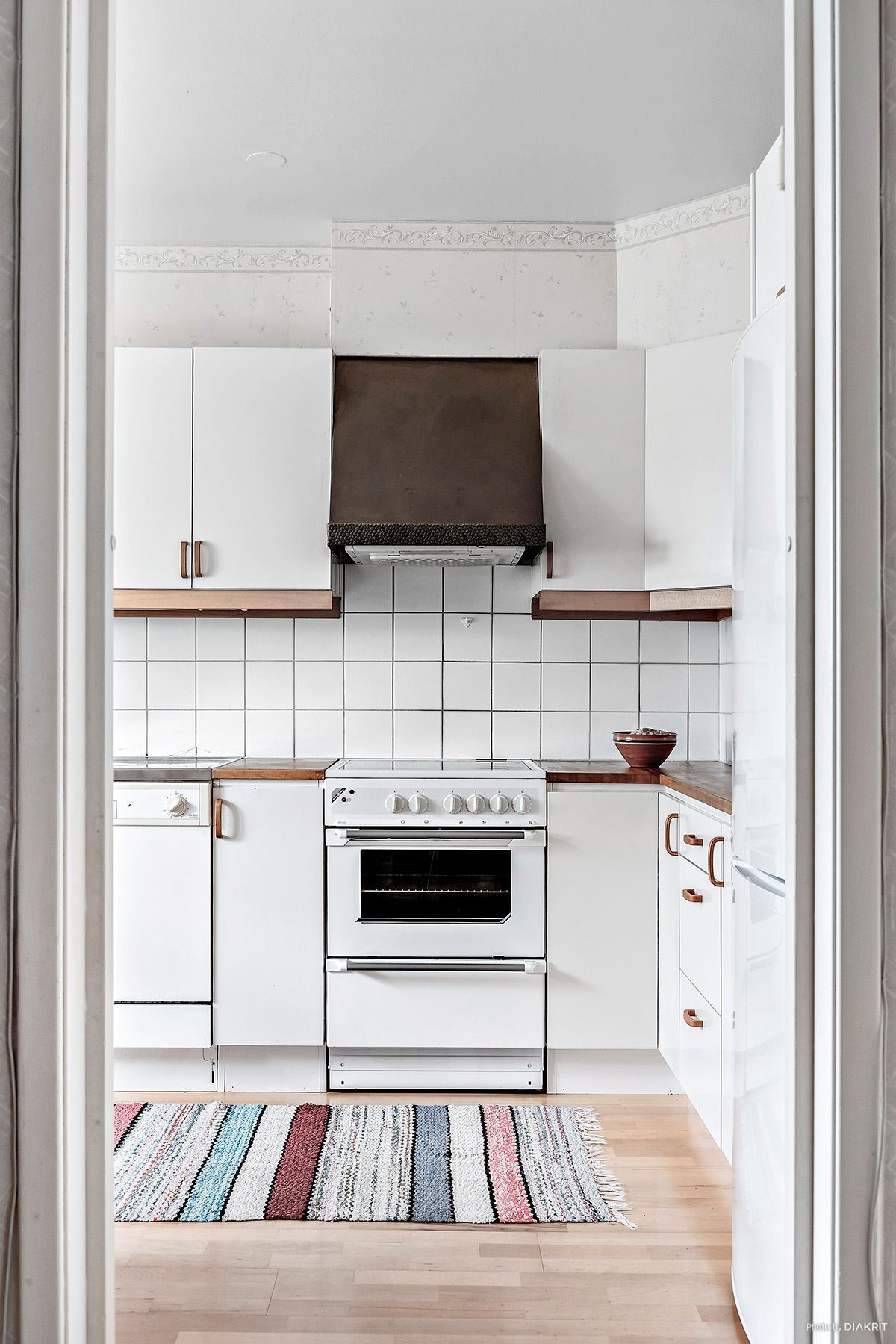 Från hallen nås köket.