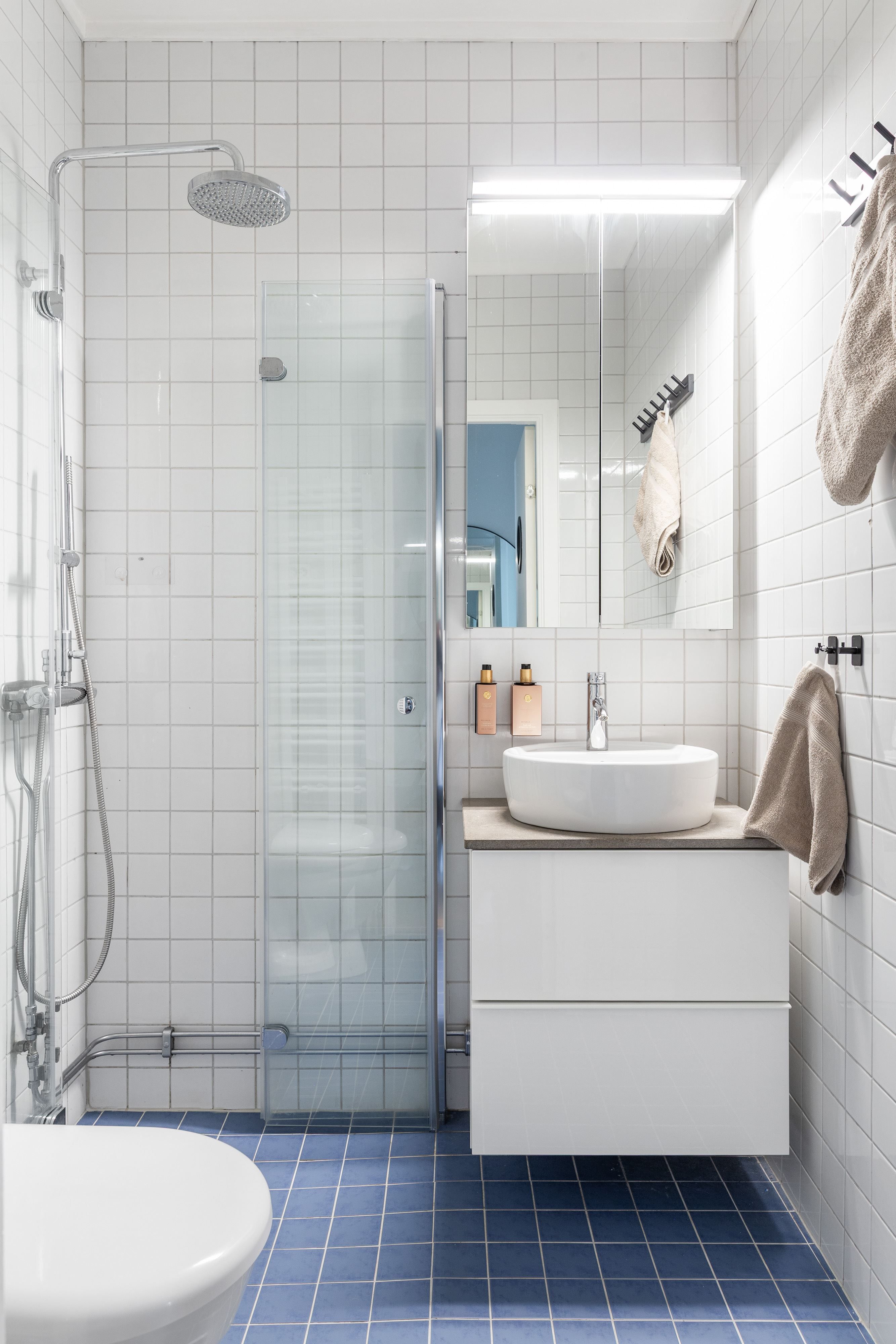 Det fräscha helkaklade badrummet har alldeles ny inredning.