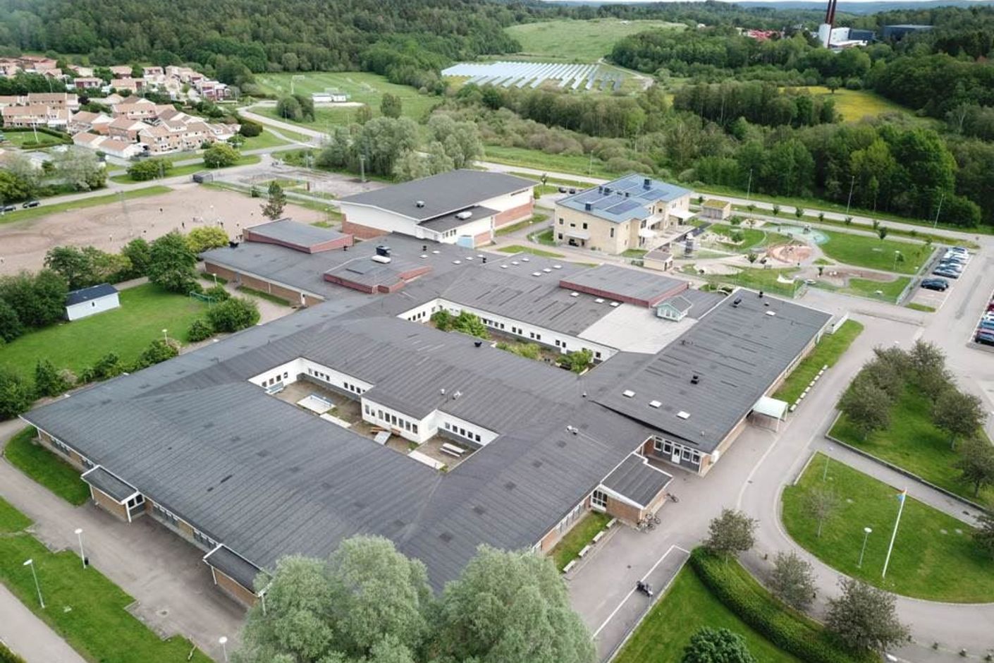 Munkegärdeskolan med åk 7-9 några minuters promenad bort.