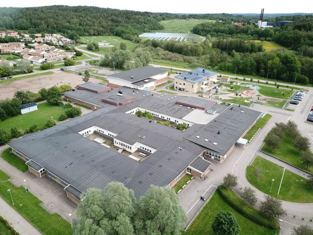 Munkegärdeskolan med åk 7-9 några minuters promenad bort.