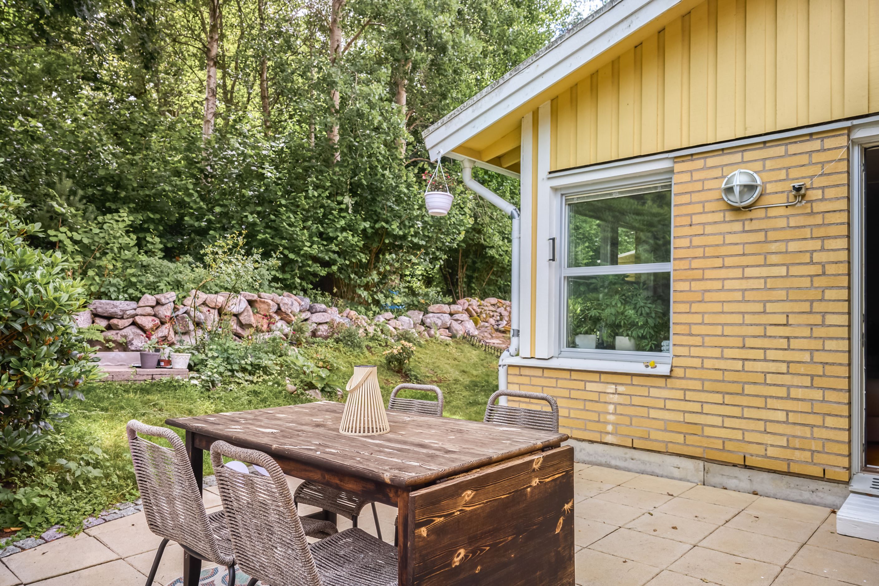Skyddad uteplats bakom huset