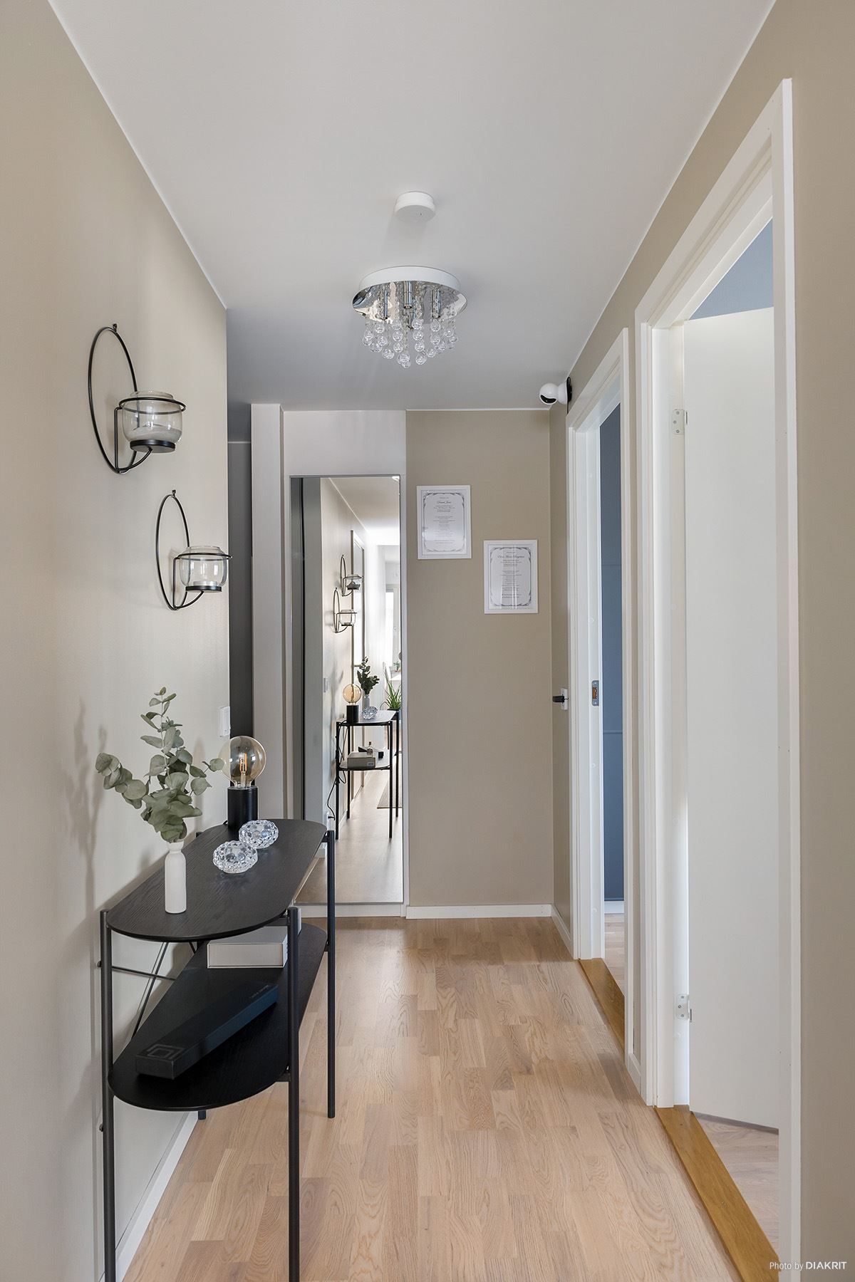 Hallen sammanbinder bostaden på ett bra sätt.