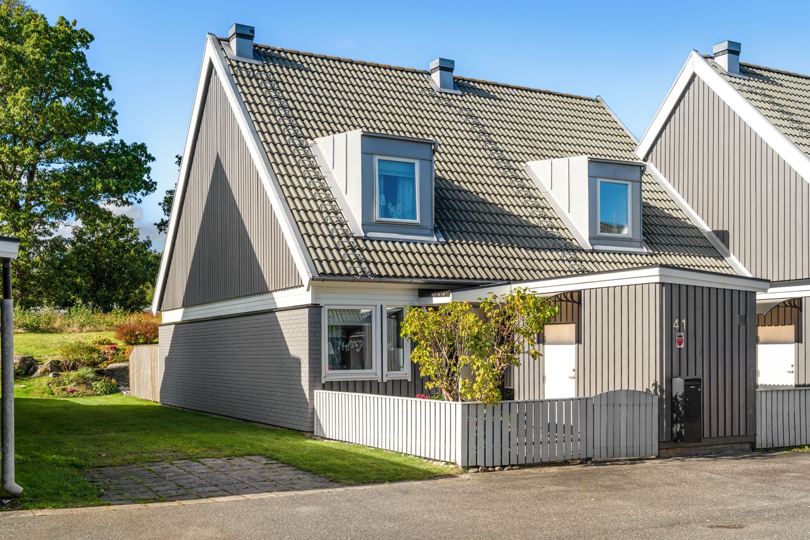 Välkomna till ett centralt gavelradhus.