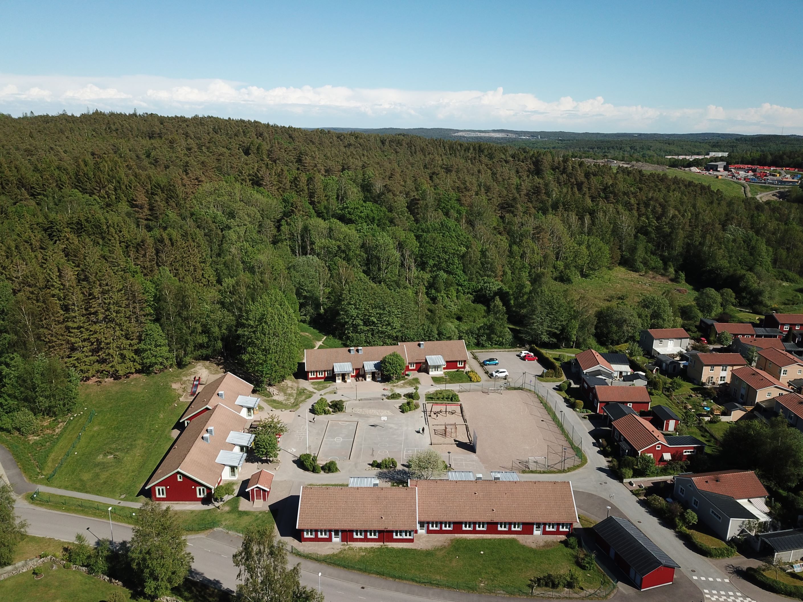 Omtyckta skolan Klöverbacken med åk 0-2 ligger på promendavstånd.