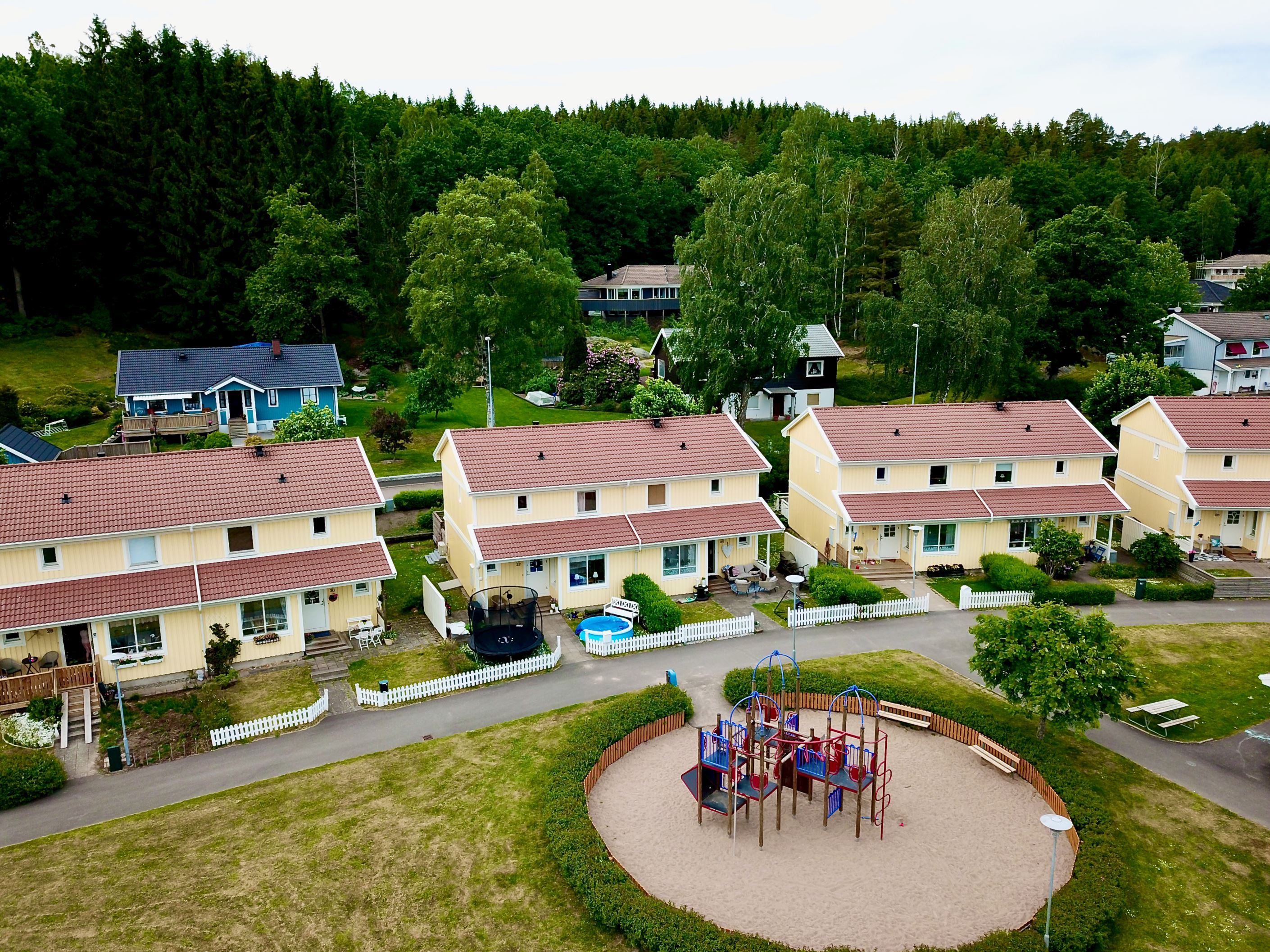 Några minuter från förskolor, skolor, naturen, kanonbra grannar och kommunikationer.