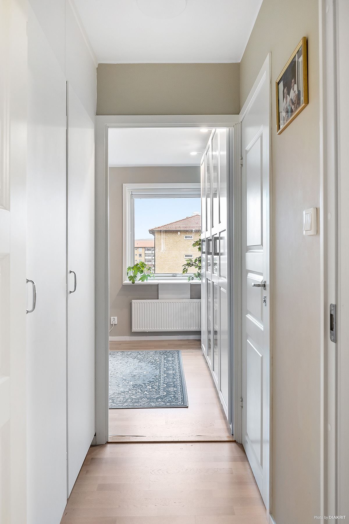 Från hallen nås ett sovrum med egen toalett och klädförvaring.