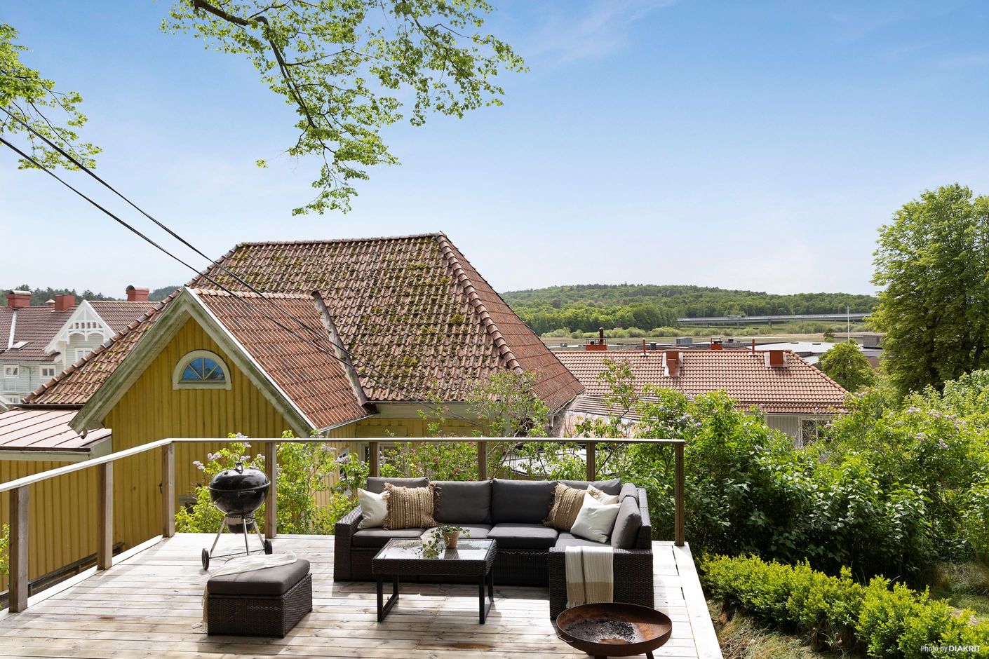 I trädgården finns den rogivande och lugna uteplatsen mitt i centrum.