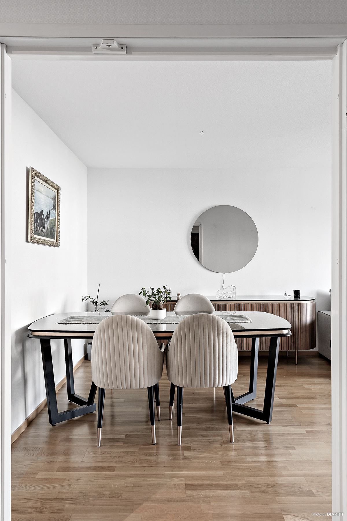 Från hallen öppnar vardagsrummet upp sig.