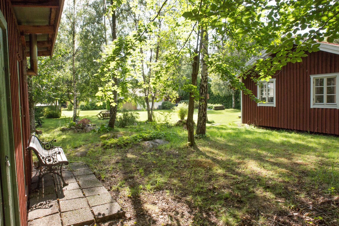 Vänster i bild syns förrådshuset och till höger är "torpet".