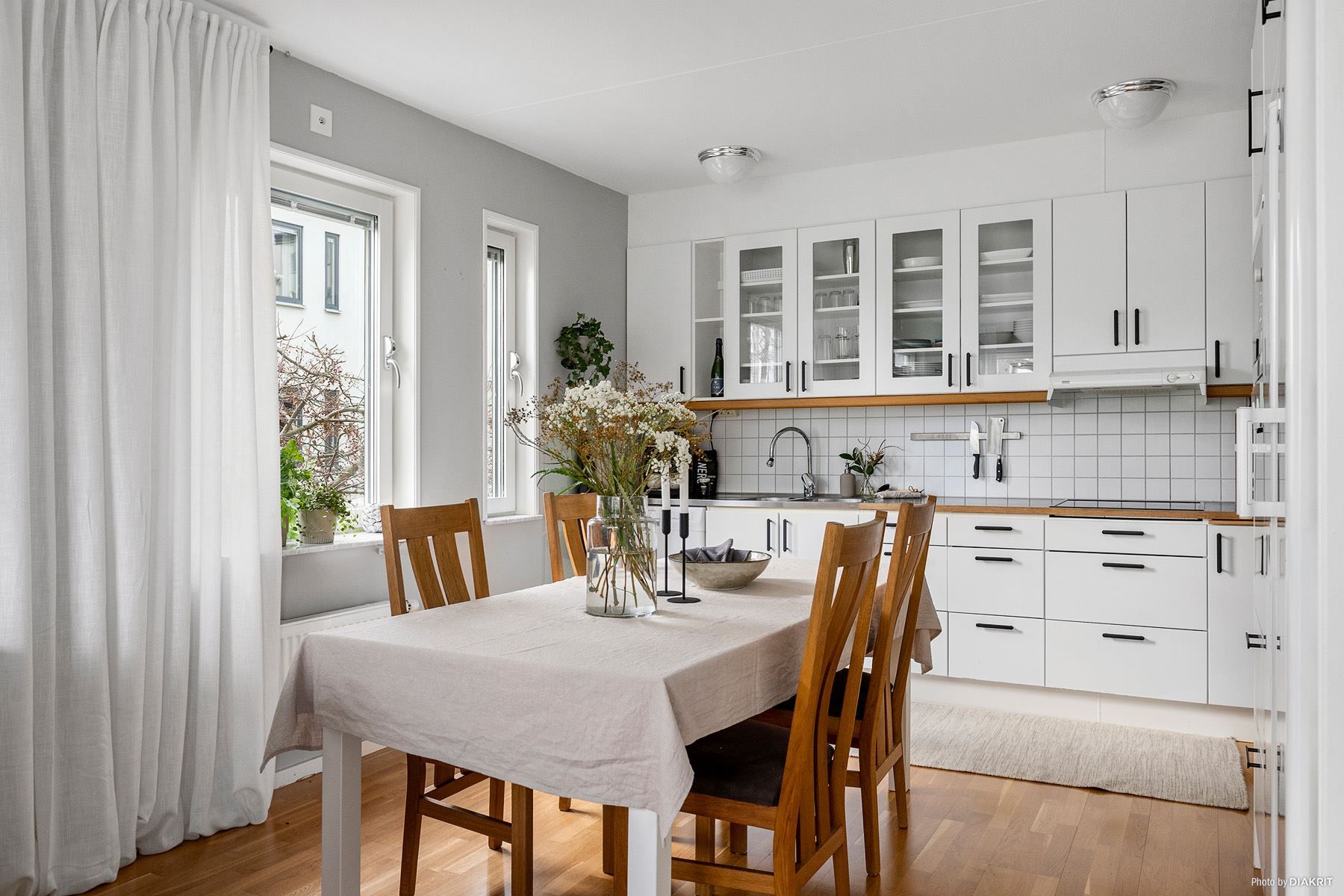 Kök och vardagsrum i öppen planlösning ger en rymlig matplats.