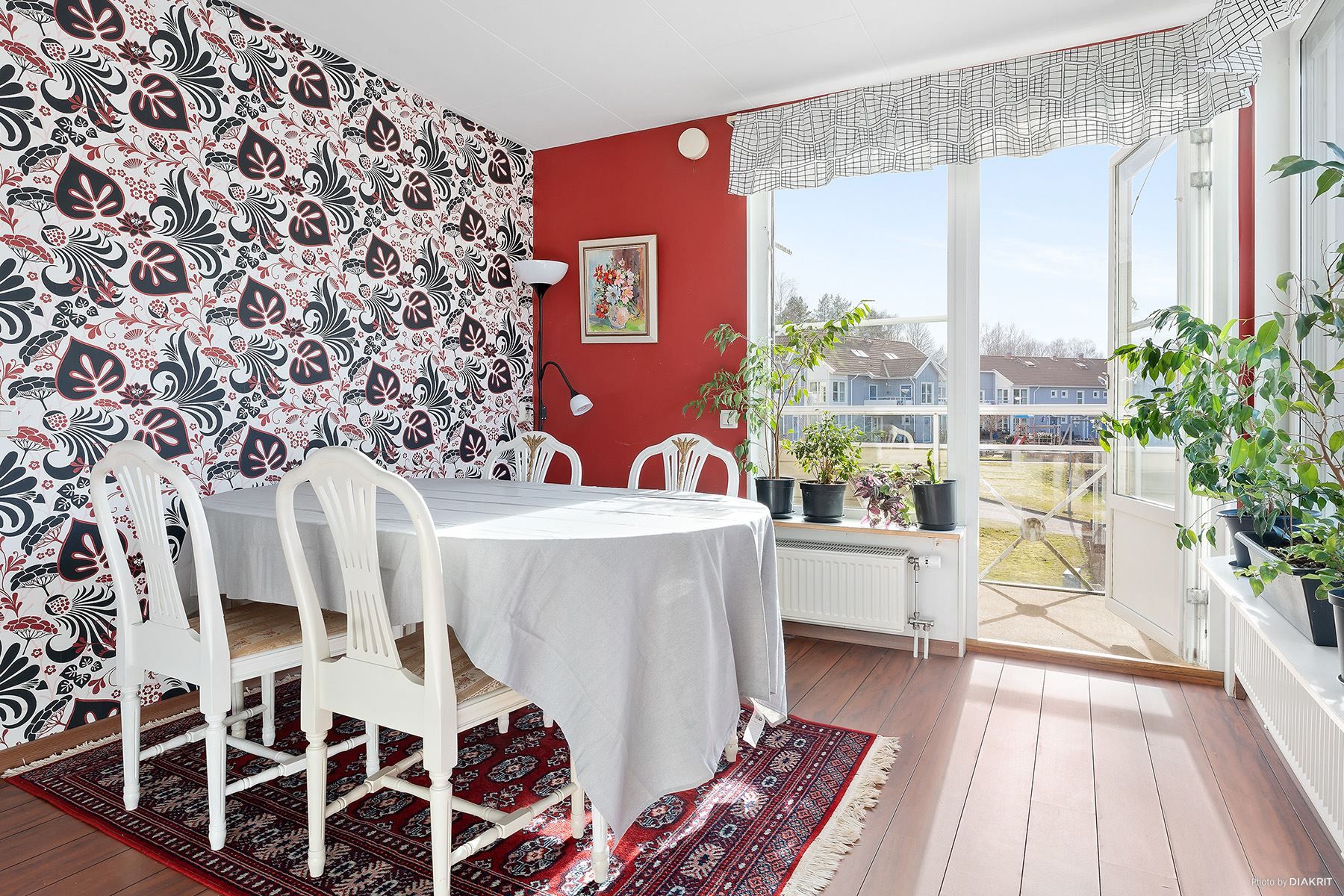 Här finns en ljus matplats och utgång till bostadens pärla, balkongen.
