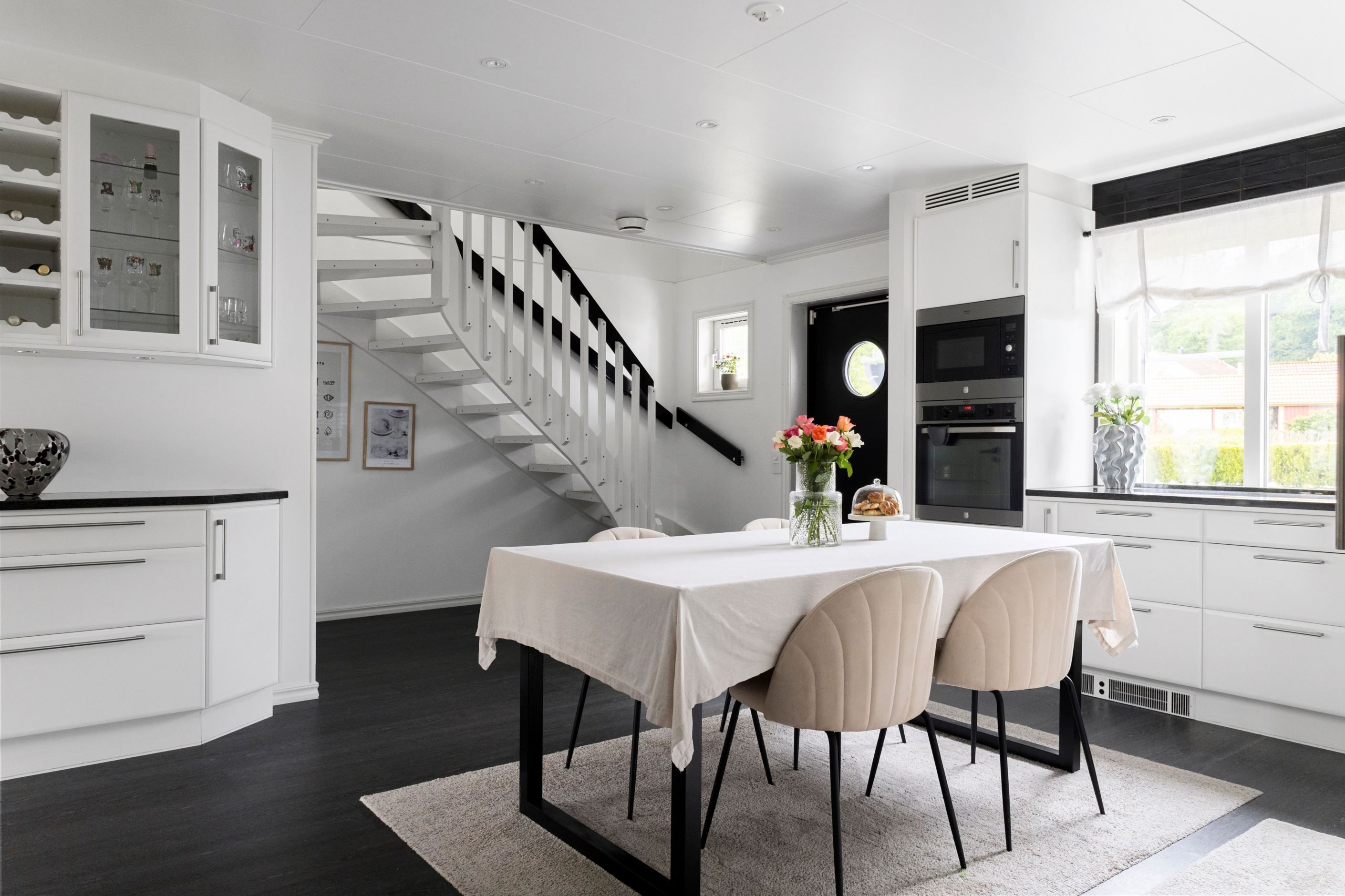 Köket har en rymlig matplats.