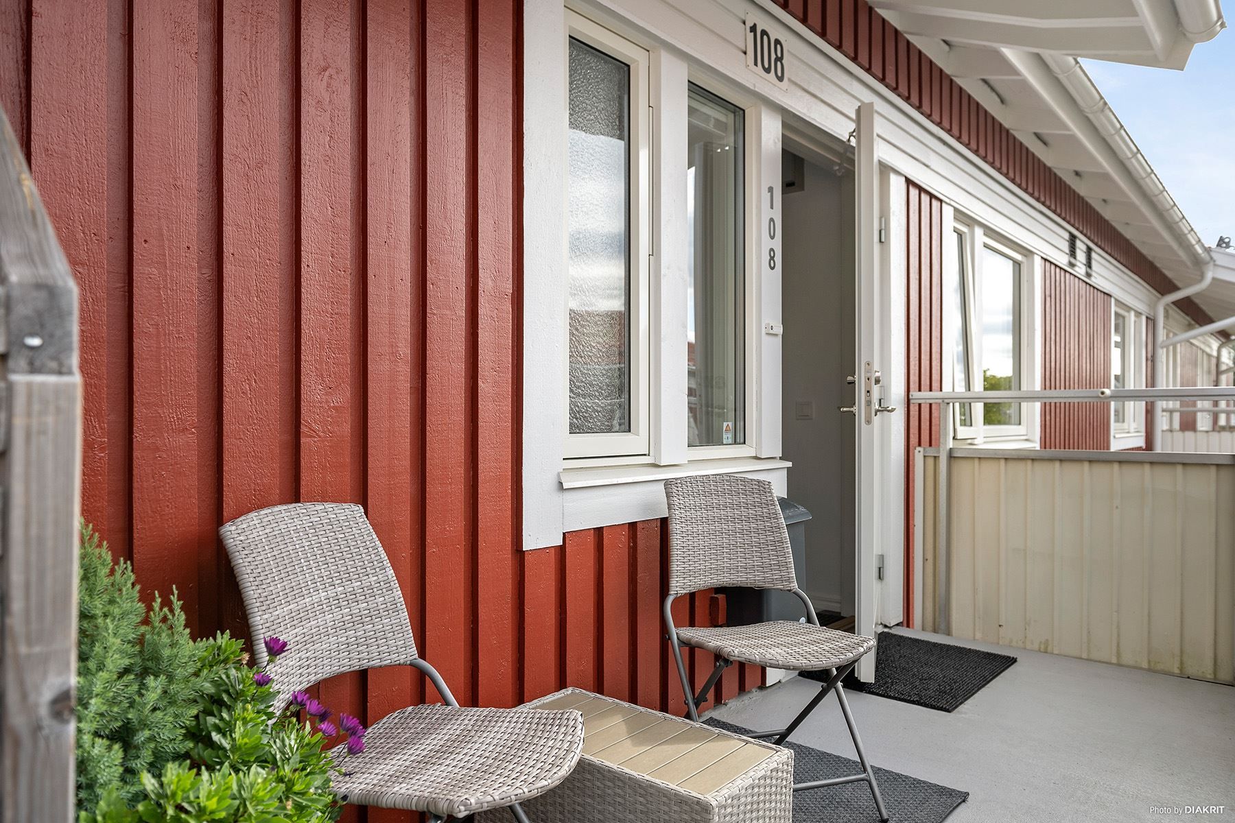 Välkomnande entré med plats för sittgrupp.