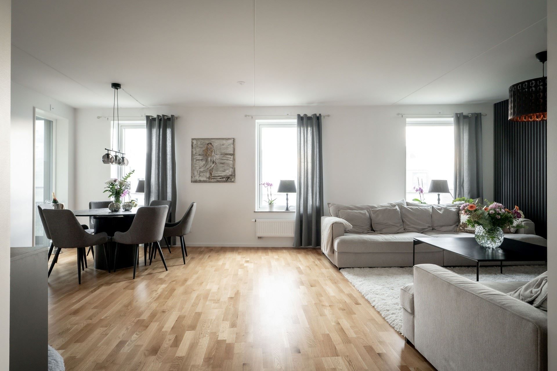 Vy från hall mot vardagsrum och matplats.