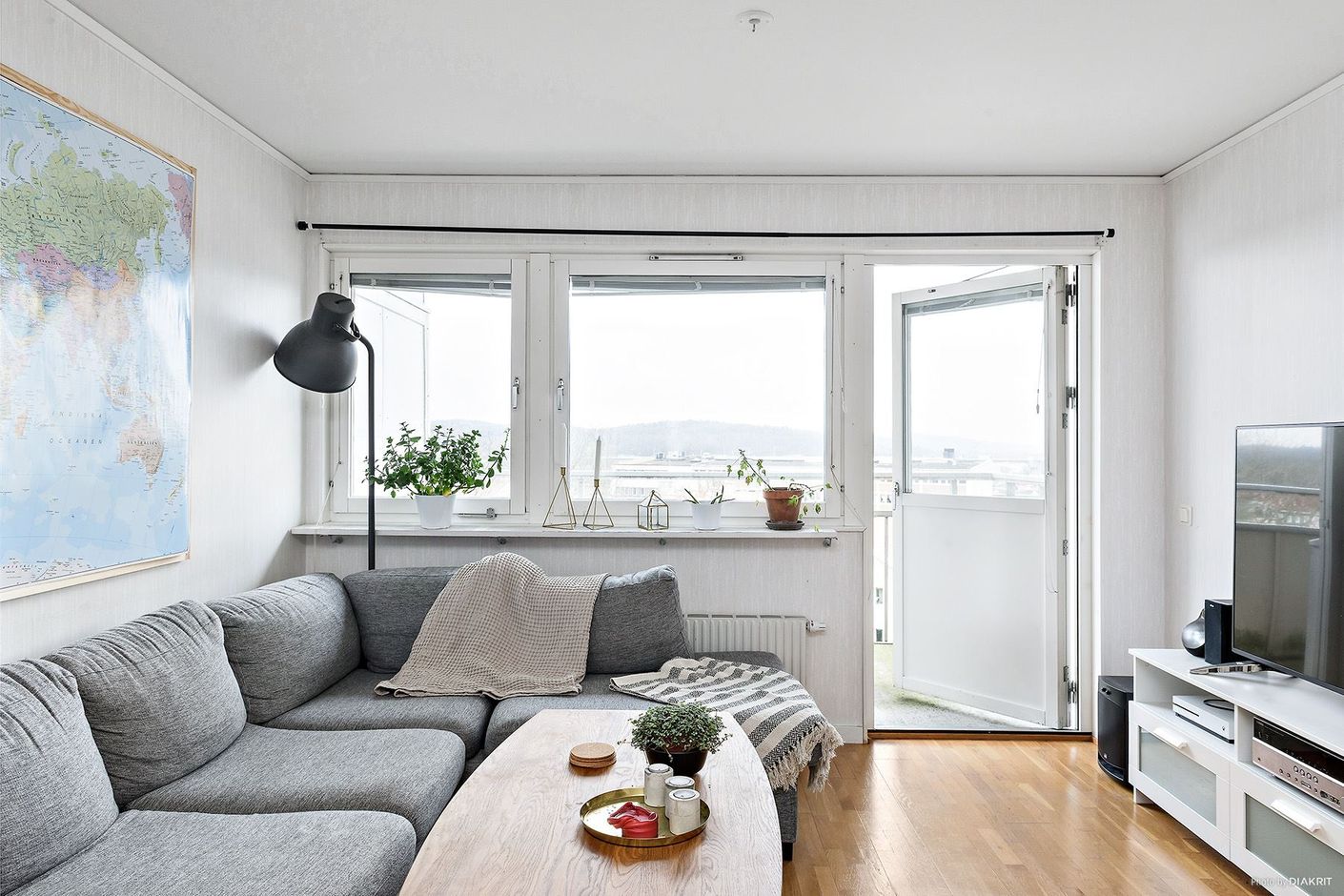 Från vardagsrummet nås balkongen.