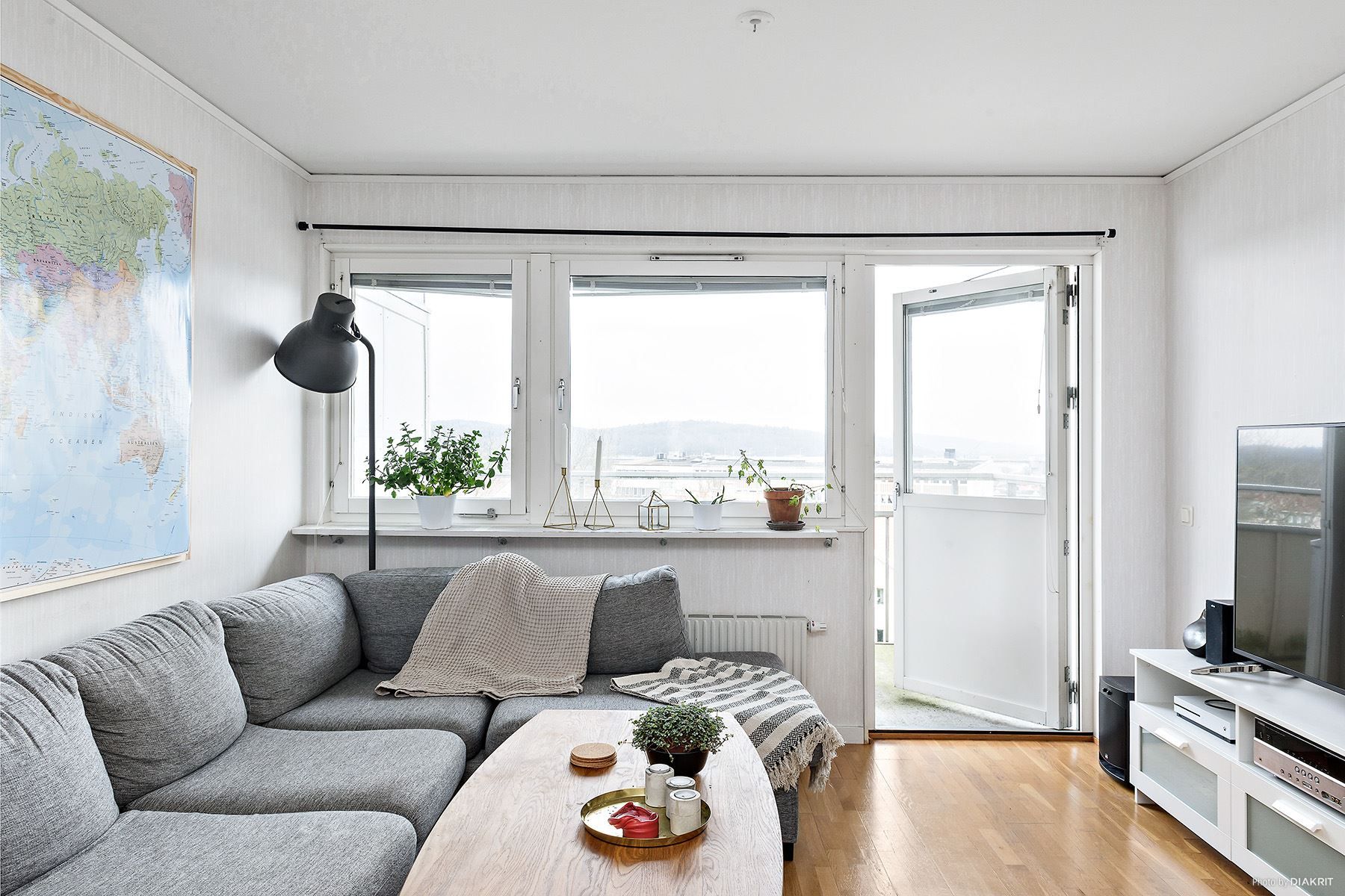 Från vardagsrummet nås balkongen.