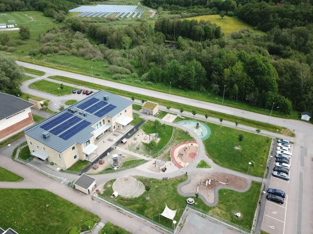 Populära och fina förskolan Björkängen också några minuters promenad bort.